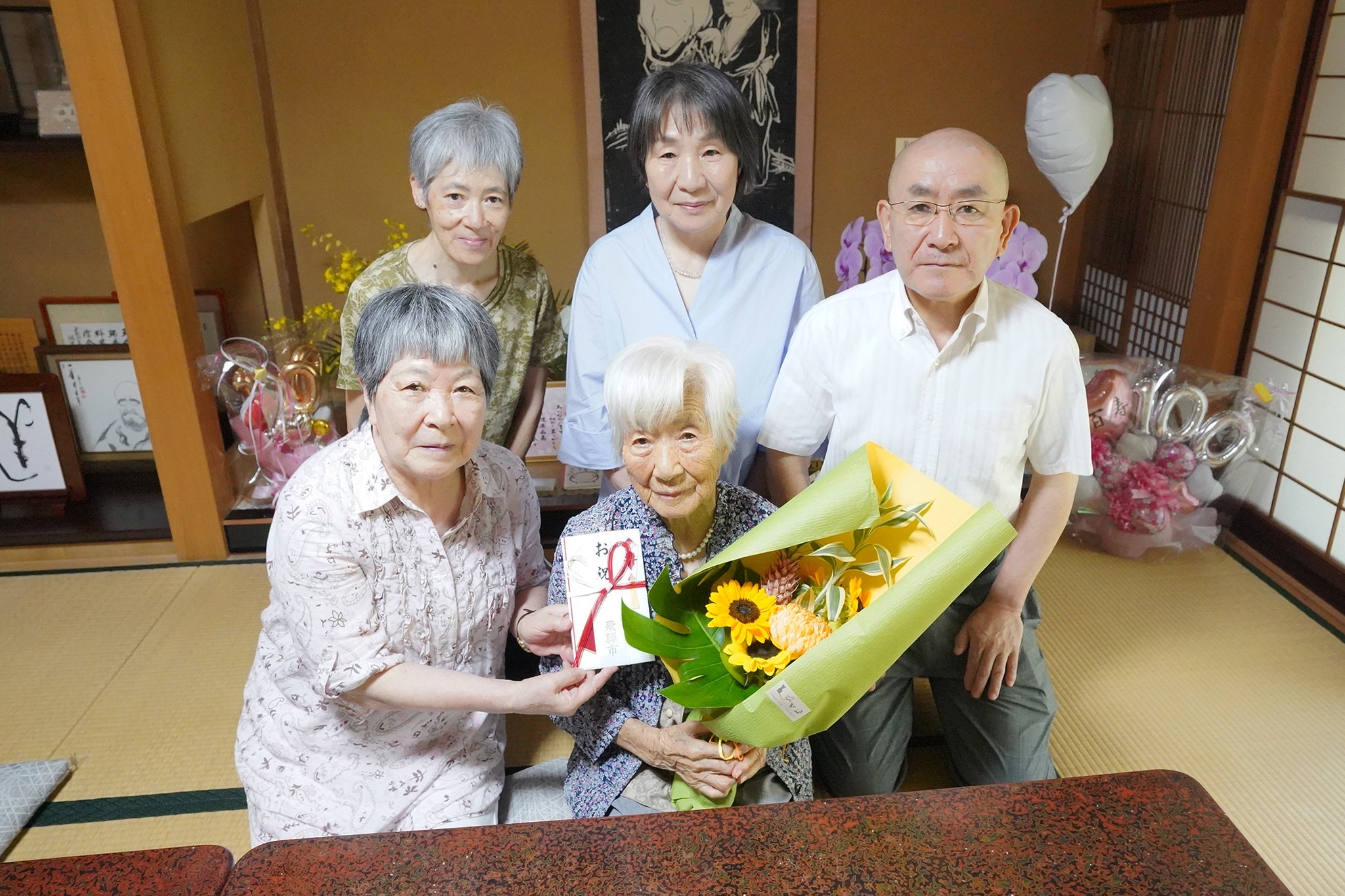100歳を迎えた宮川町の澤田美津枝さんをお祝いしました