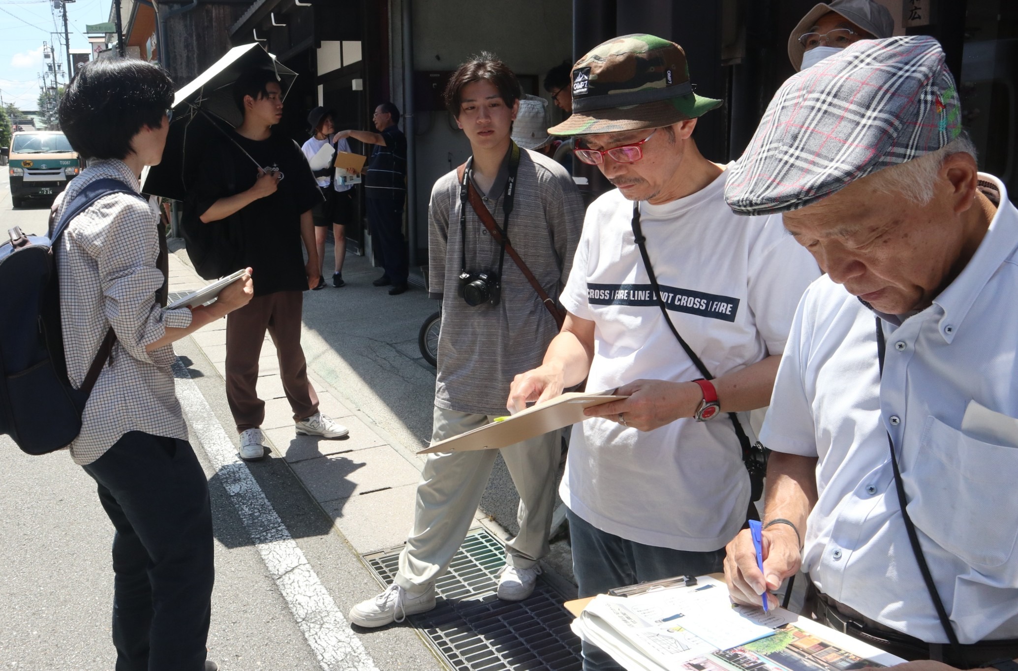 新しい町並みガイドブックの作成めざし、地域住民らが街歩き