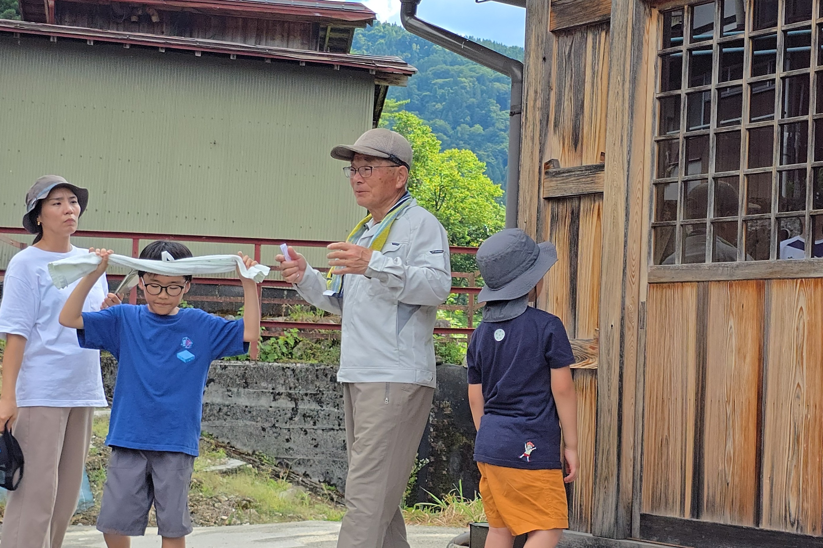 宮川小児童「わくわく探検隊」が宮川町内めぐりを開催