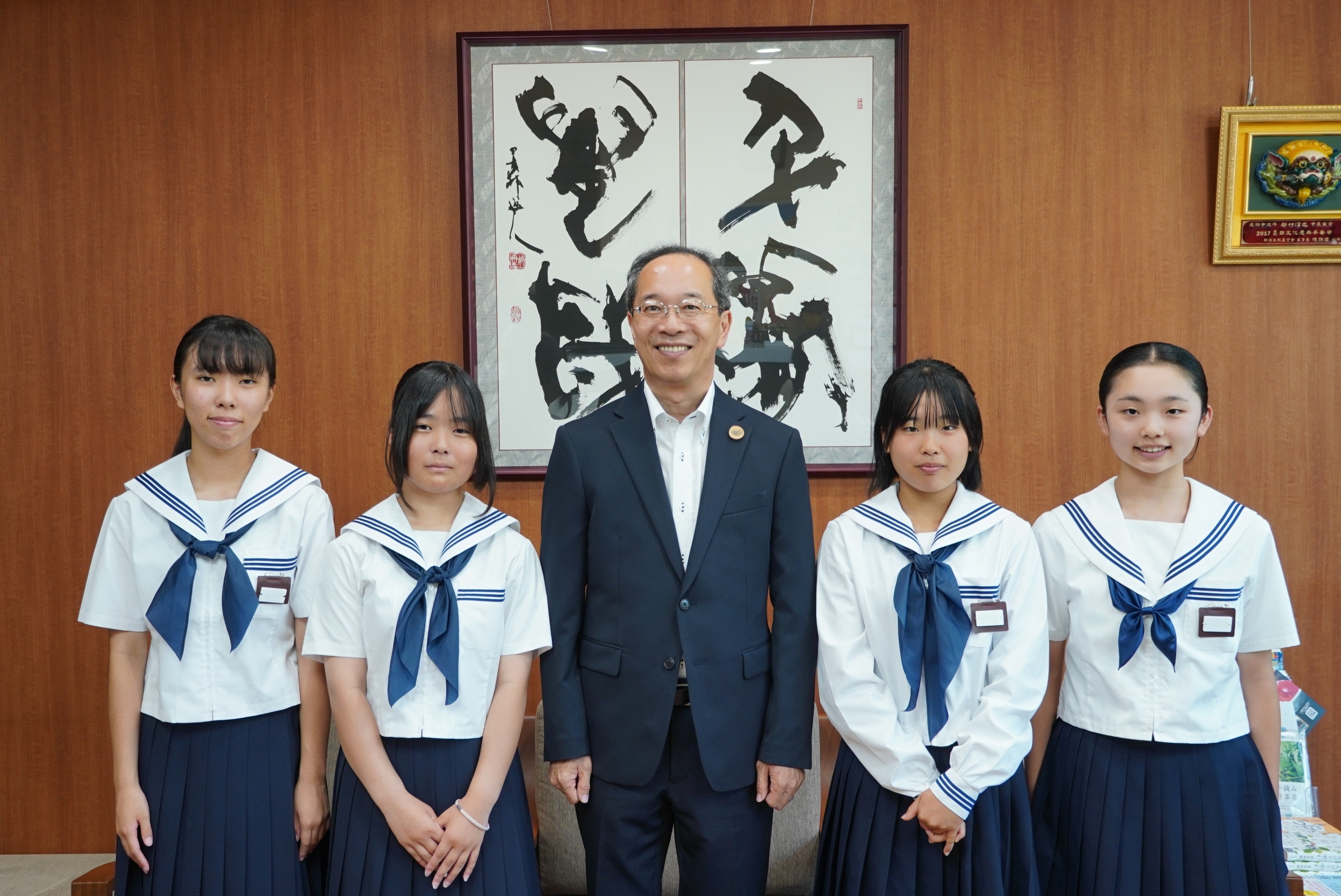 平和学習のために長崎に派遣される中学生に対し、都竹市長が激励のことばを贈りました