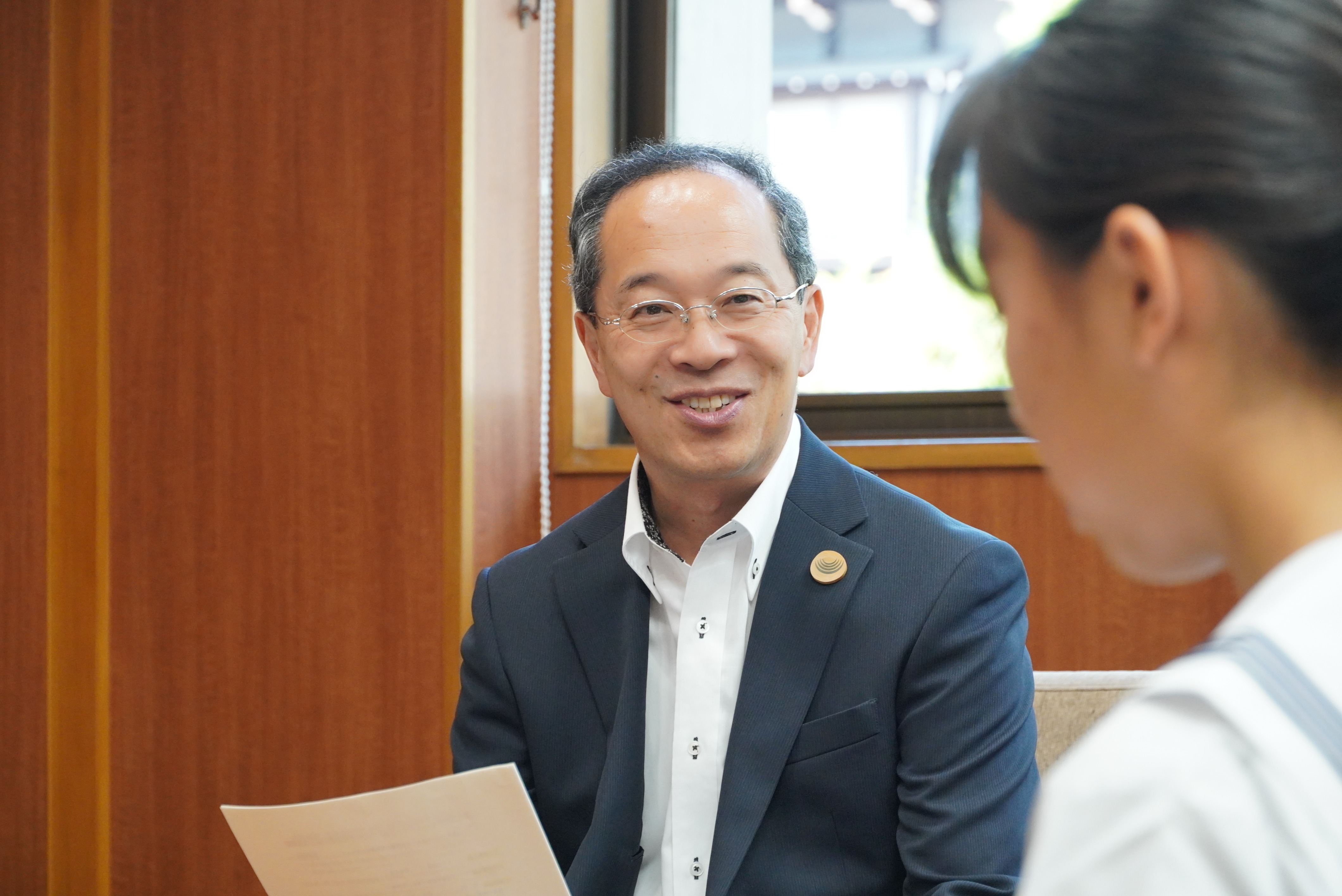 平和学習のために長崎に派遣される中学生に対し、都竹市長が激励のことばを贈りました
