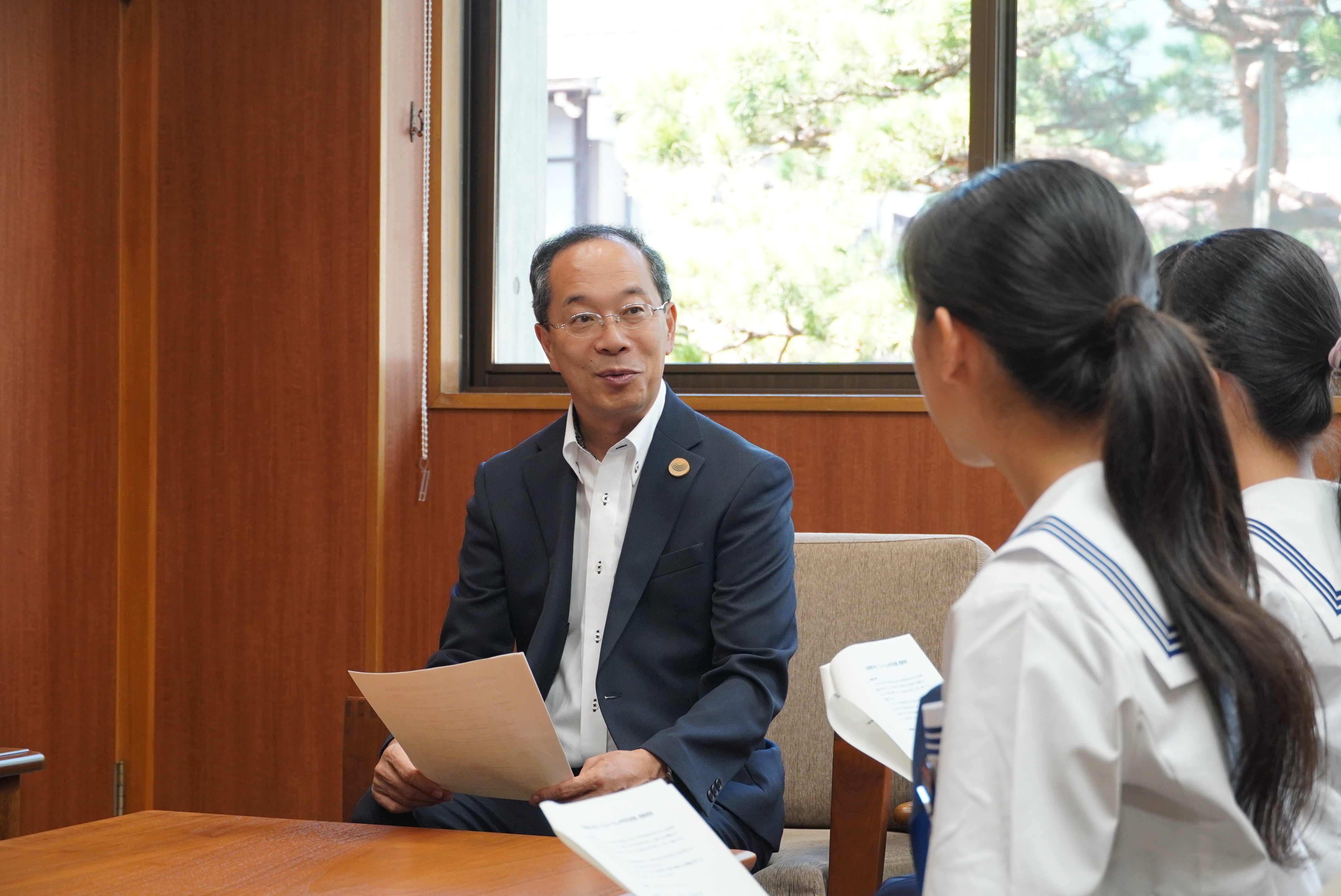 平和学習のために長崎に派遣される中学生に対し、都竹市長が激励のことばを贈りました