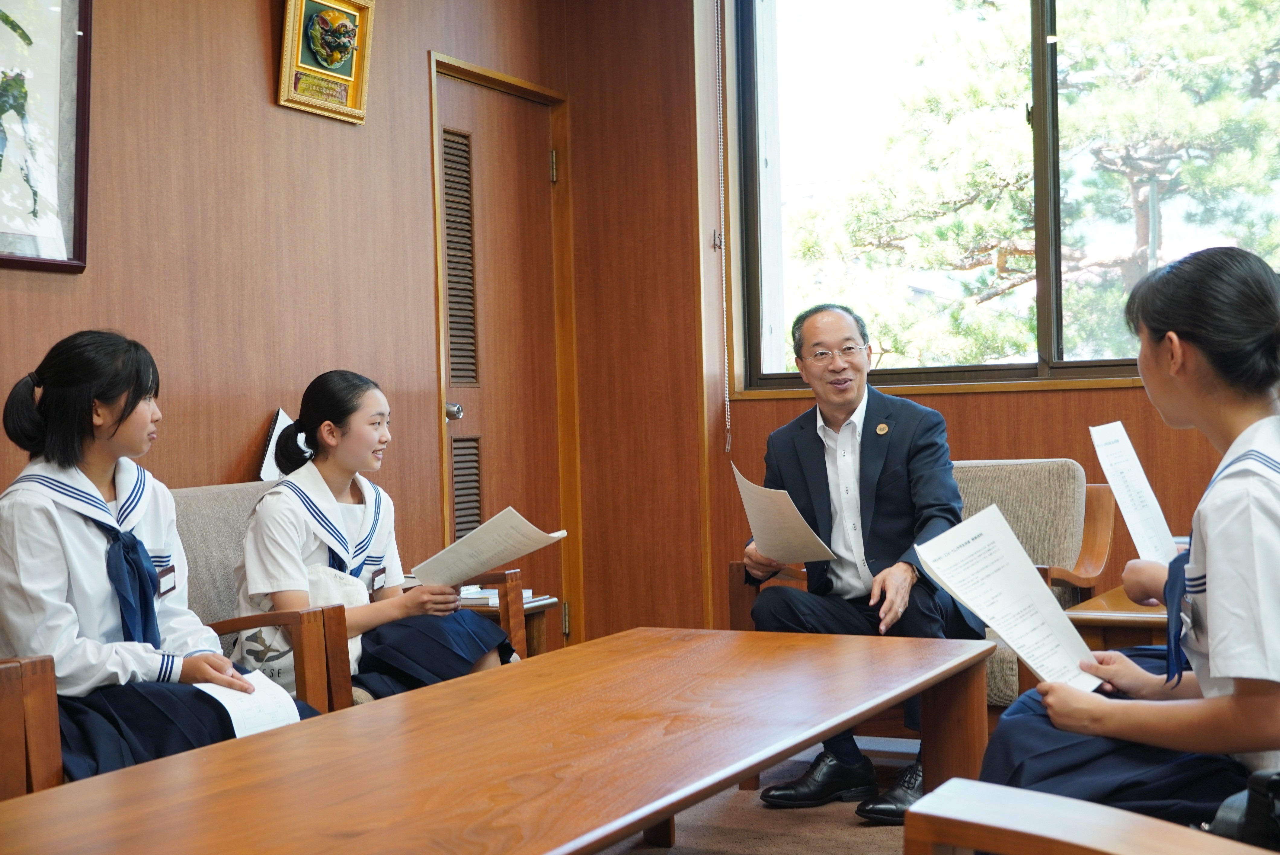 平和学習のために長崎に派遣される中学生に対し、都竹市長が激励のことばを贈りました