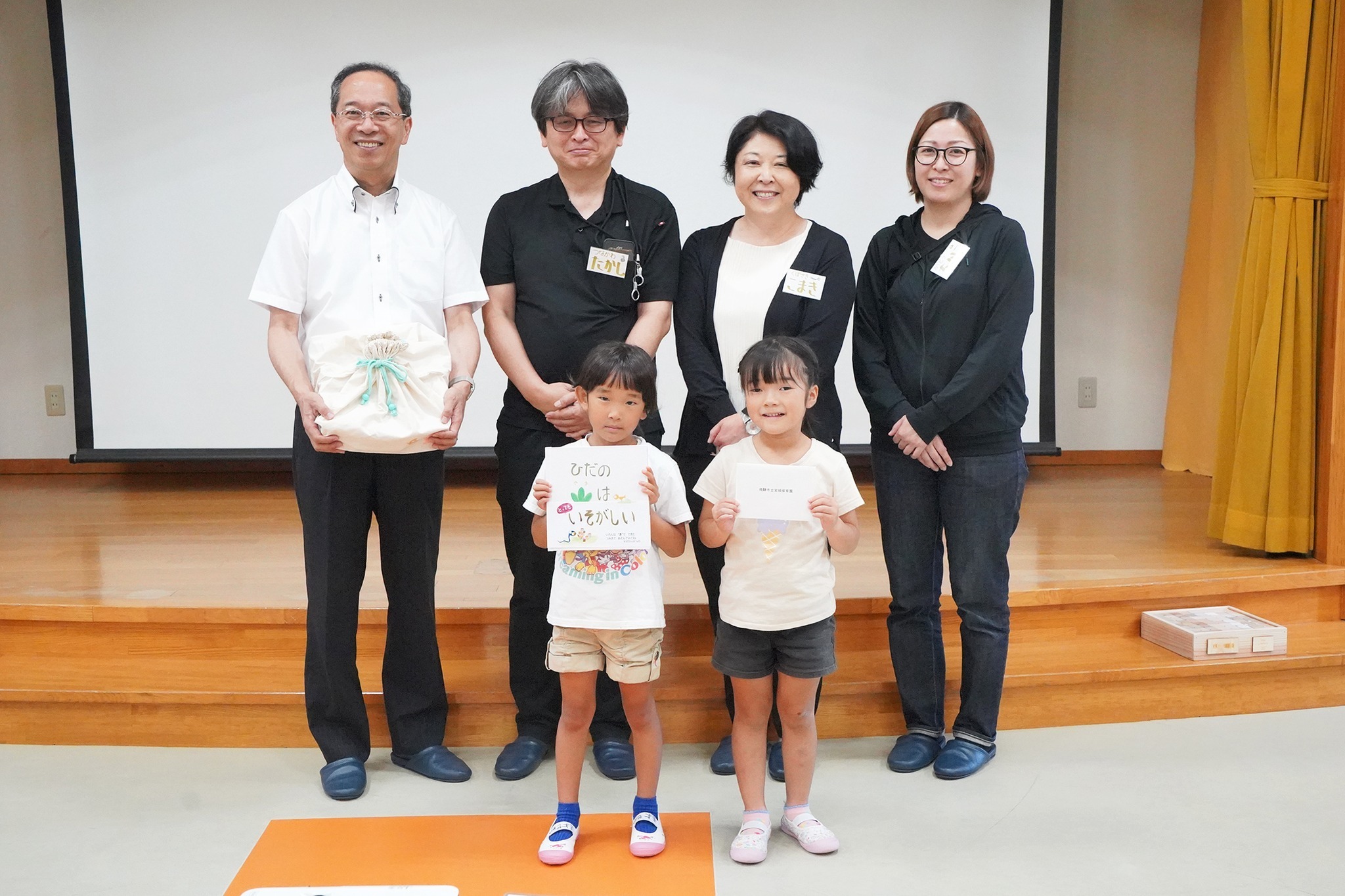 東京都の前田建設工業（株）がオリジナルの積み木や絵本を寄贈
