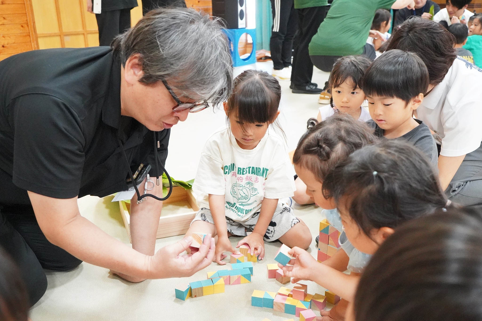 東京都の前田建設工業（株）がオリジナルの積み木や絵本を寄贈