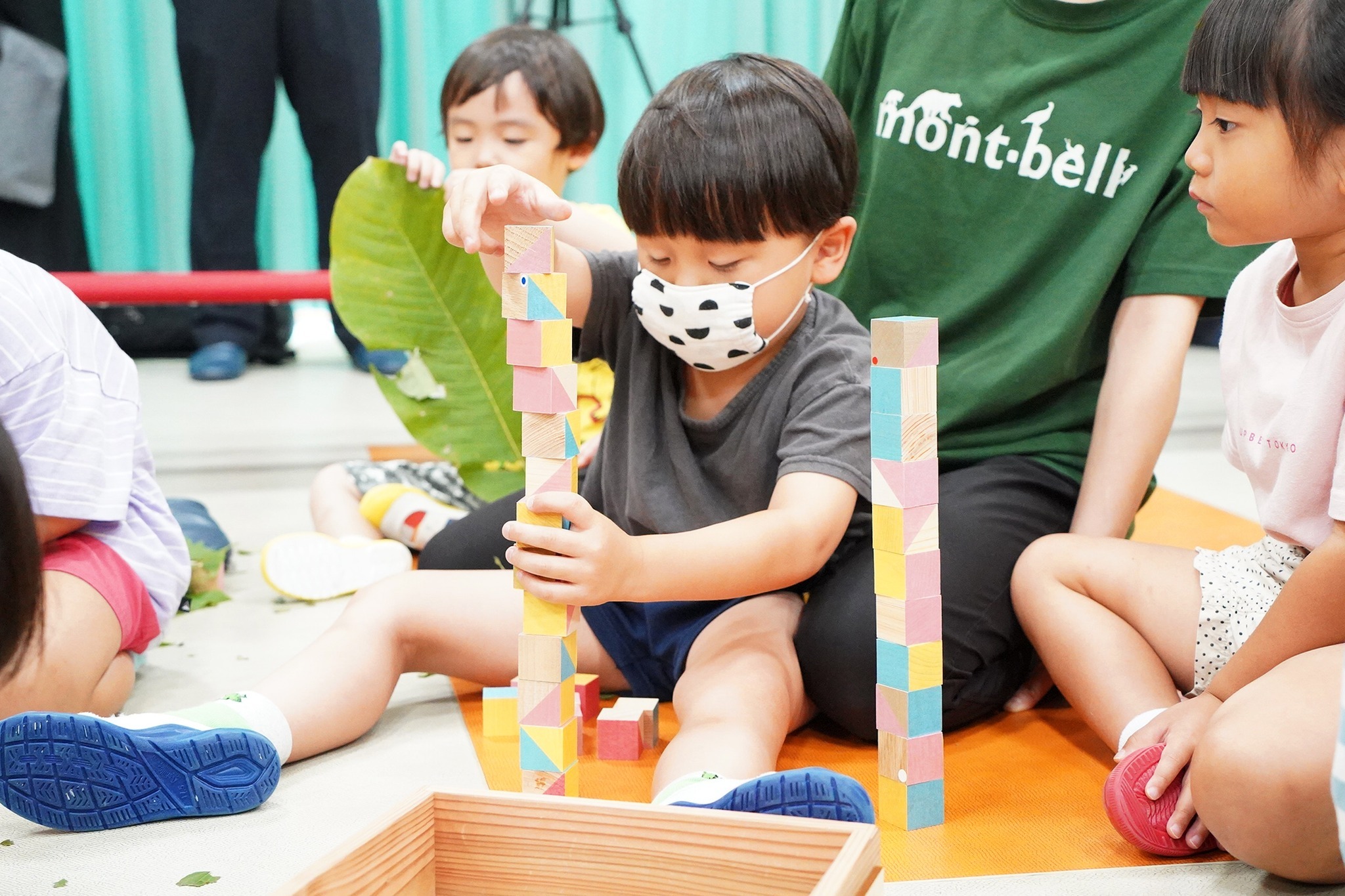 東京都の前田建設工業（株）がオリジナルの積み木や絵本を寄贈