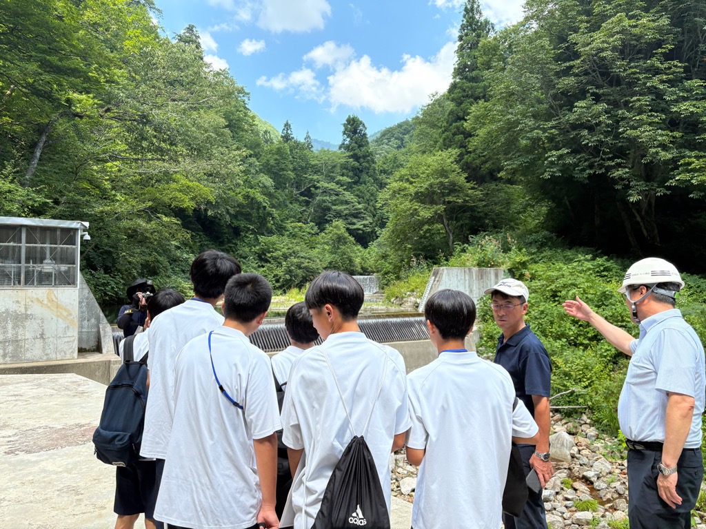 地域貢献マイプロ～市内に脱炭素を普及しよう～で市内小水力発電所を見学しました