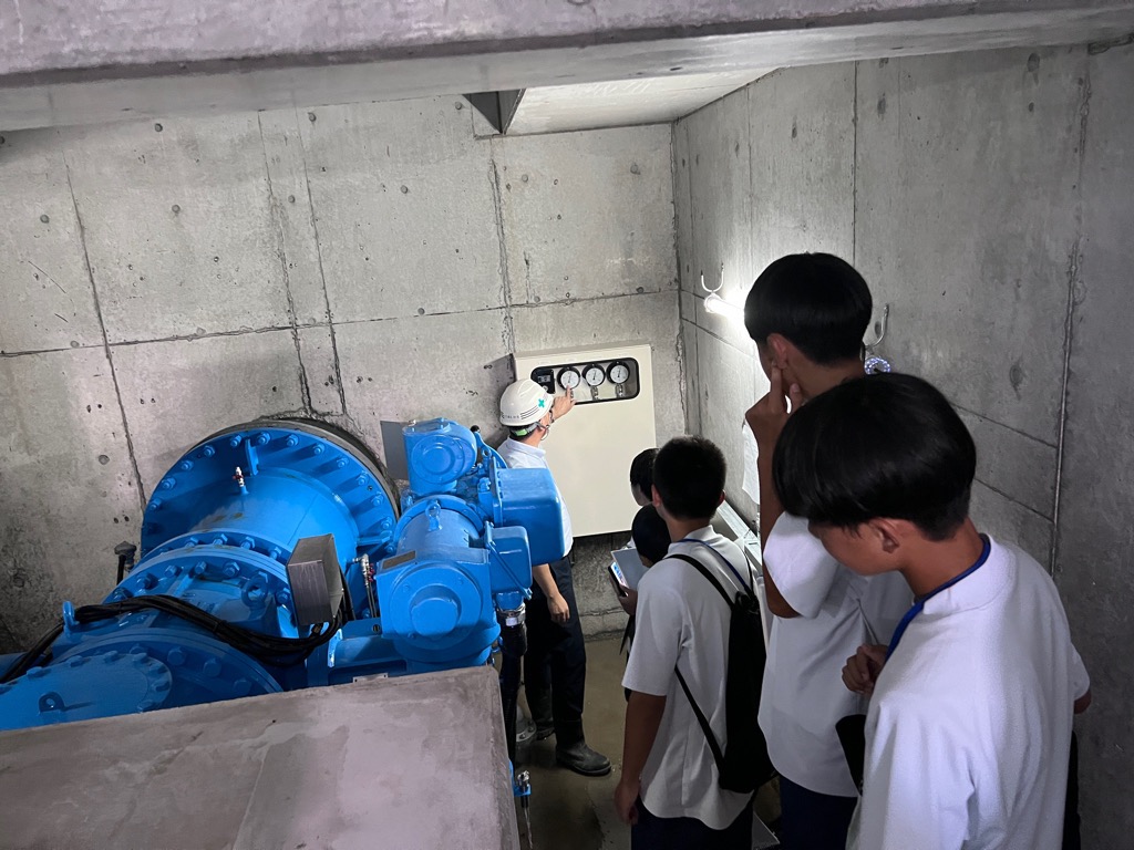 地域貢献マイプロ～市内に脱炭素を普及しよう～で市内小水力発電所を見学しました