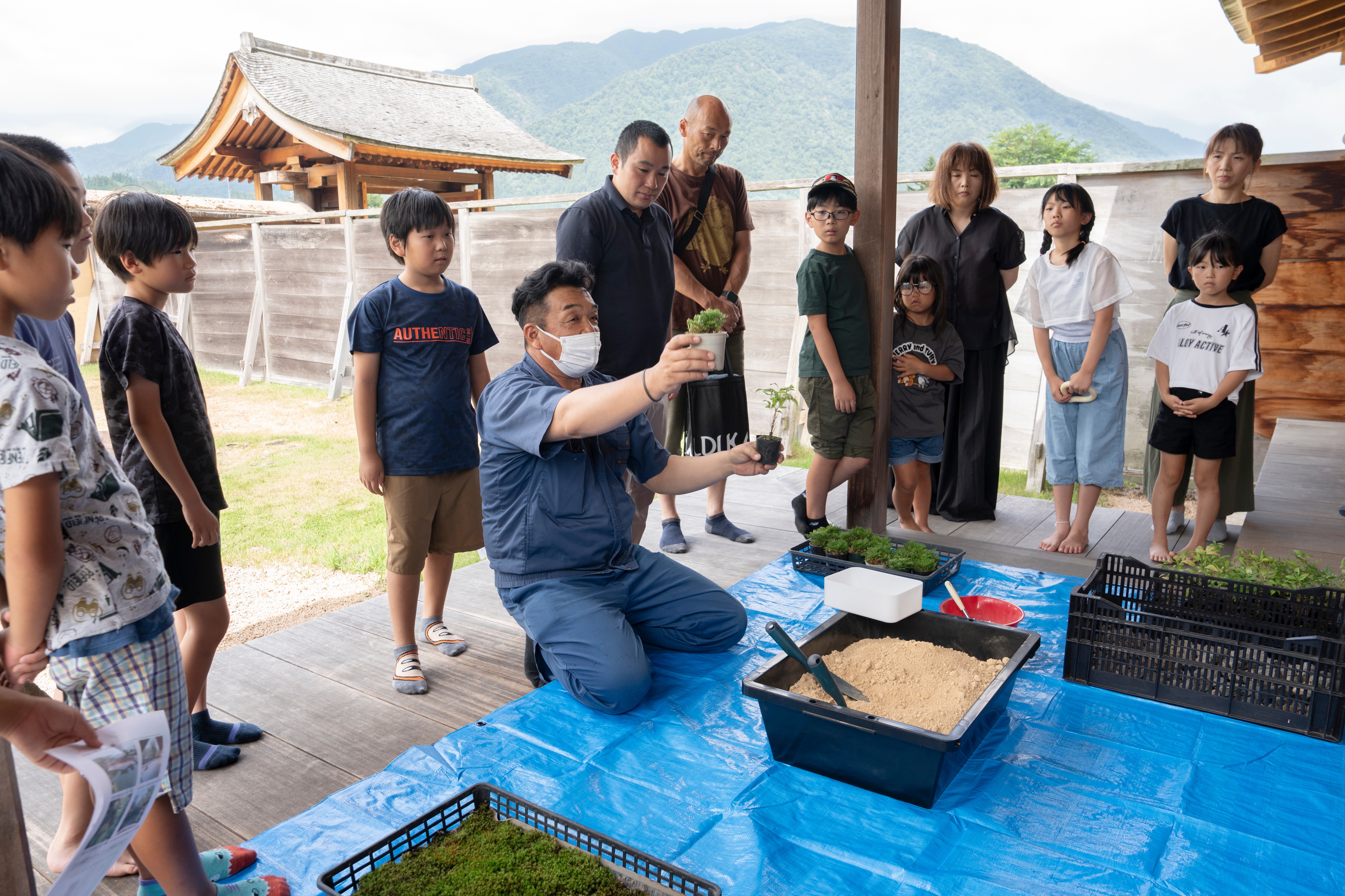 江馬館で小学生が自分だけの箱庭づくり