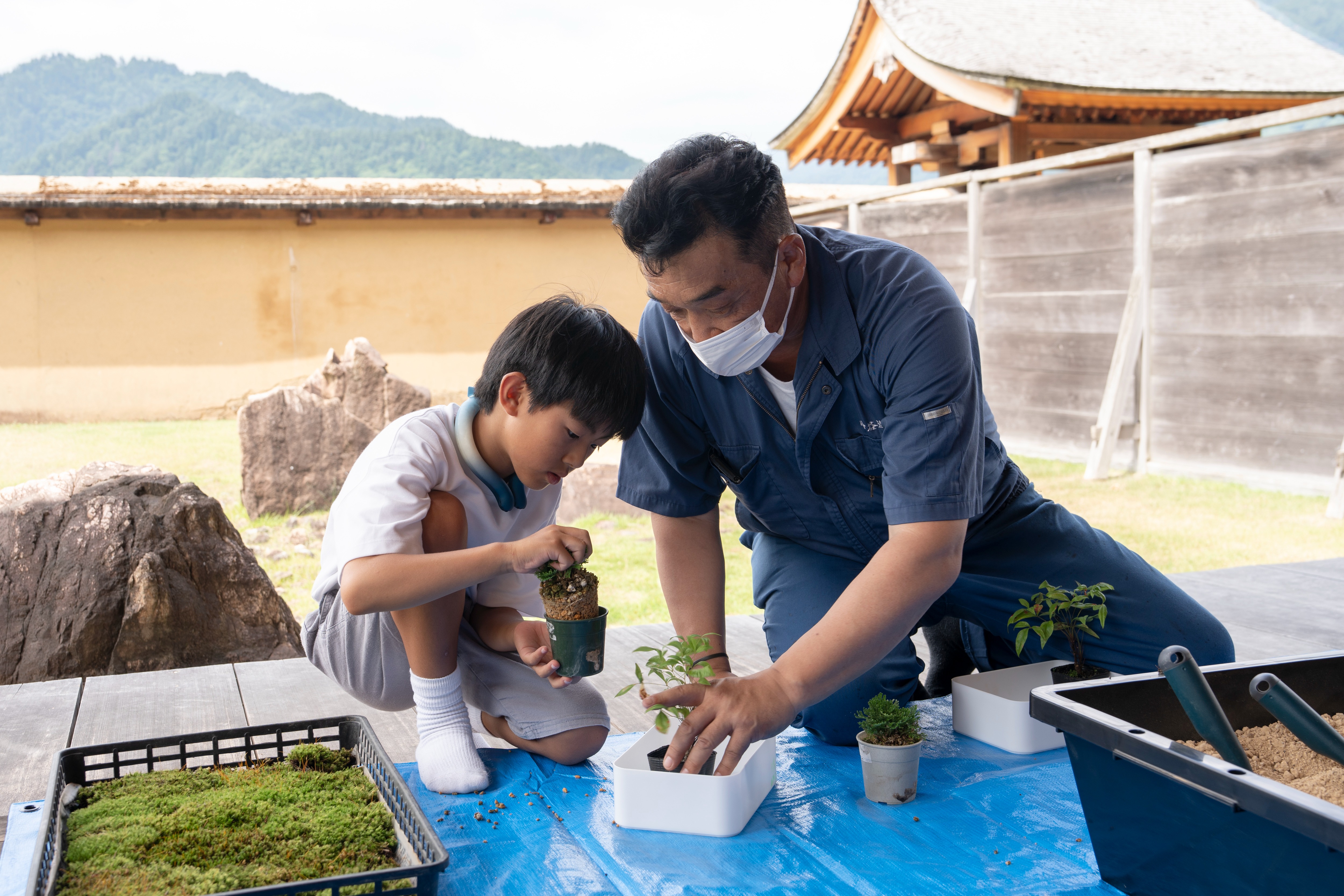 江馬館で小学生が自分だけの箱庭づくり