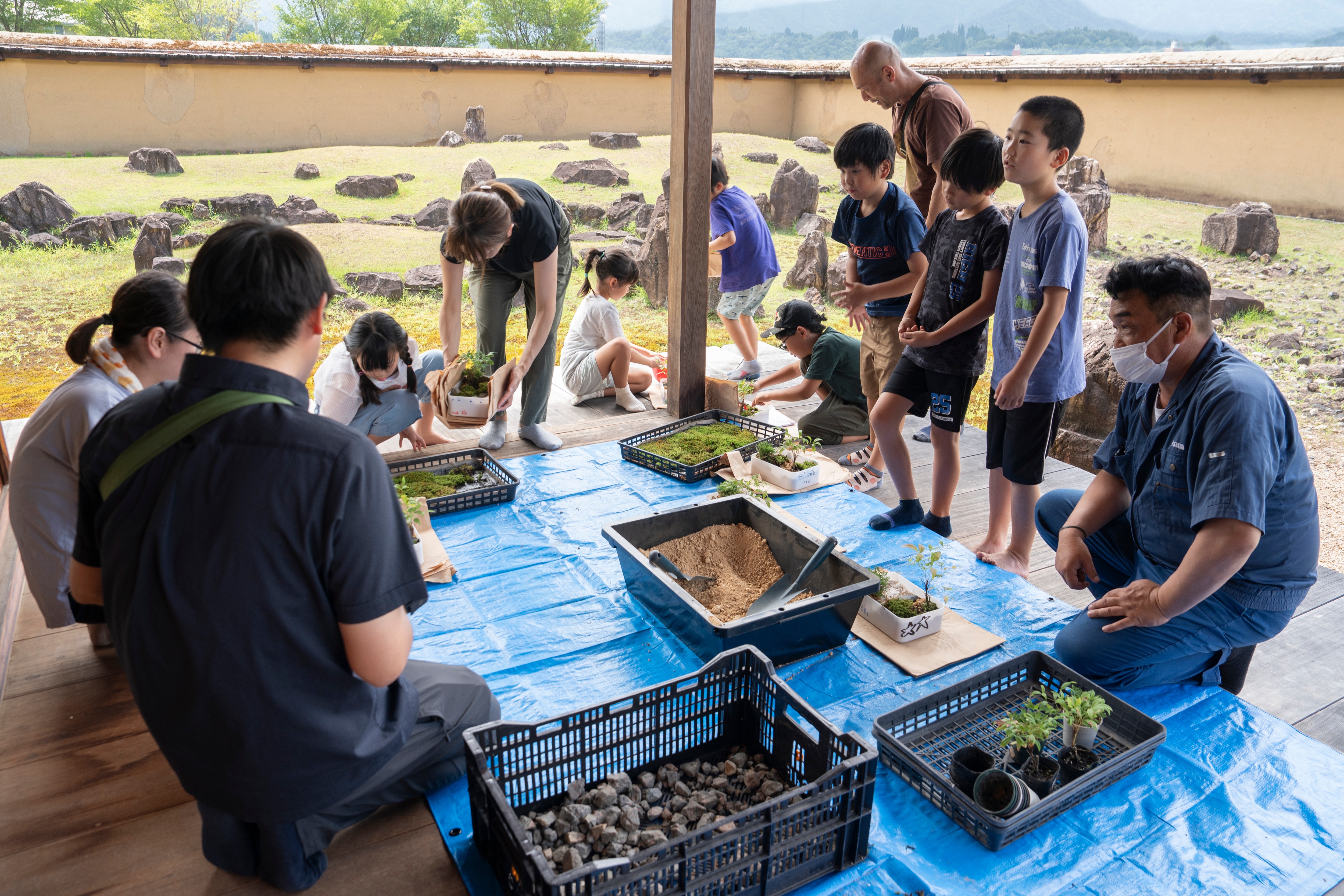 江馬館で小学生が自分だけの箱庭づくり