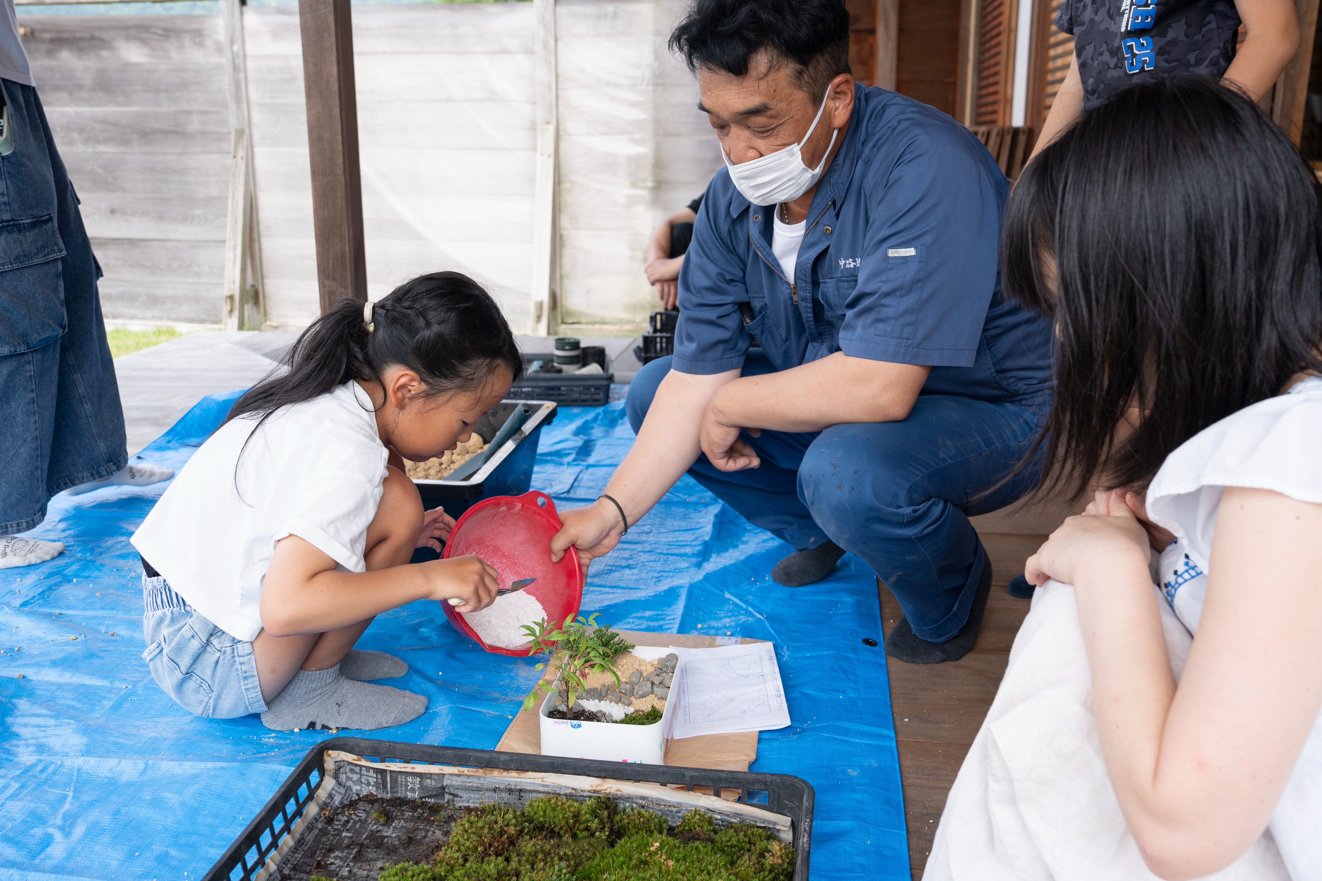 江馬館で小学生が自分だけの箱庭づくり