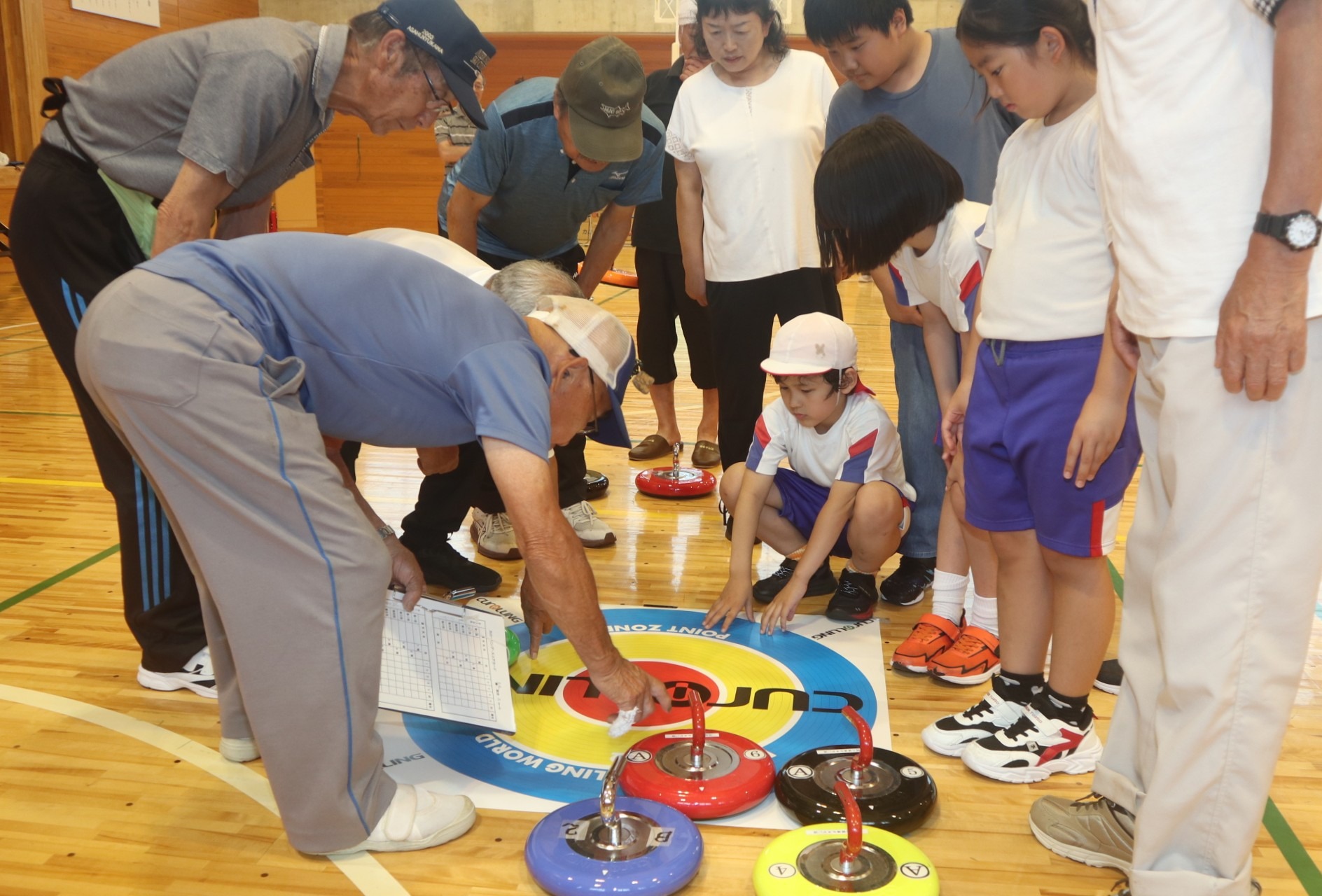孫世代とのふれあいが張り合いに～宮川小児童が宮川町シニアクラブ連合の皆さんとカローリング交流
