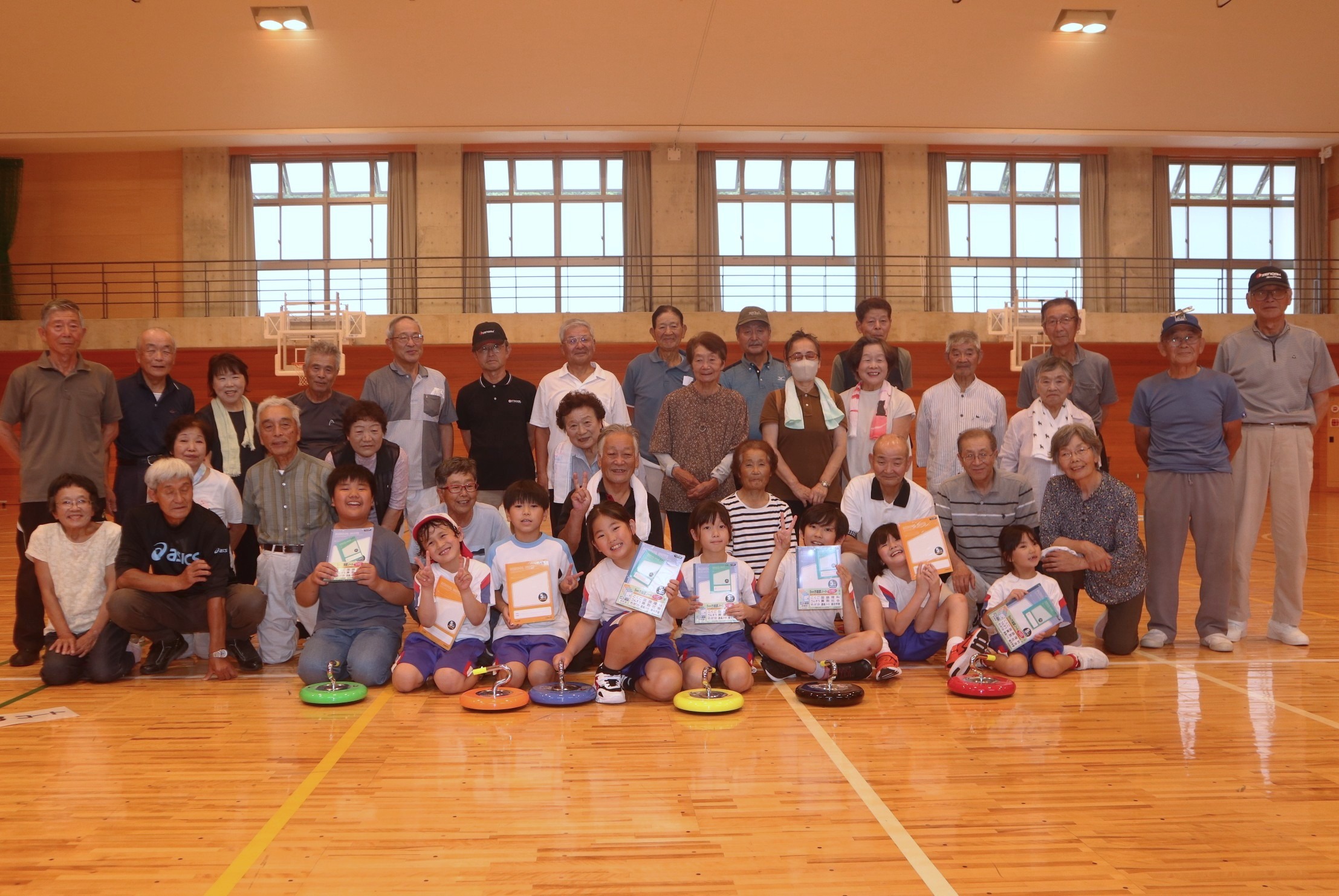 孫世代とのふれあいが張り合いに～宮川小児童が宮川町シニアクラブ連合の皆さんとカローリング交流