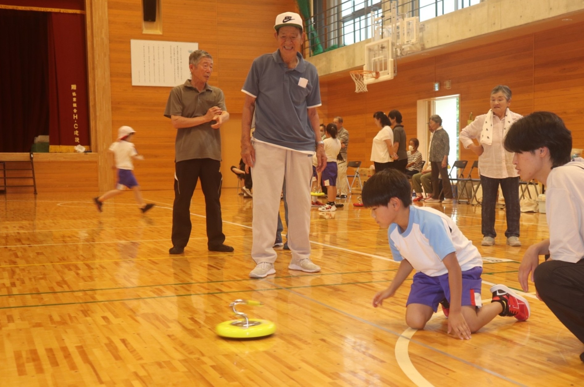 孫世代とのふれあいが張り合いに～宮川小児童が宮川町シニアクラブ連合の皆さんとカローリング交流