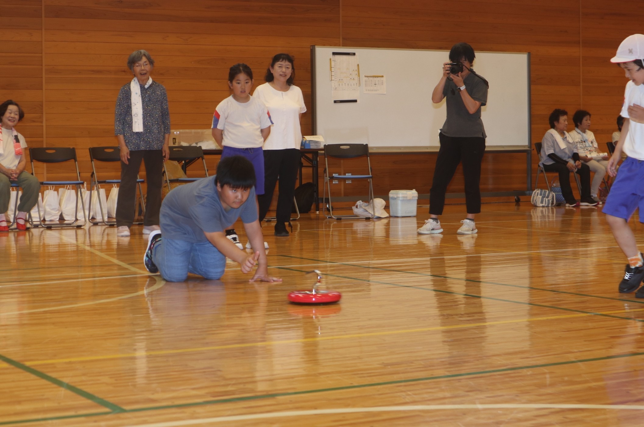 孫世代とのふれあいが張り合いに～宮川小児童が宮川町シニアクラブ連合の皆さんとカローリング交流