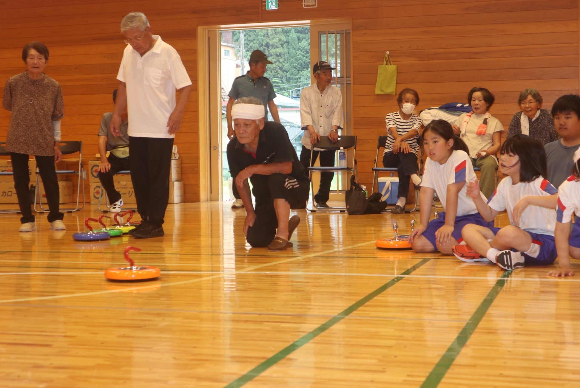 孫世代とのふれあいが張り合いに～宮川小児童が宮川町シニアクラブ連合の皆さんとカローリング交流