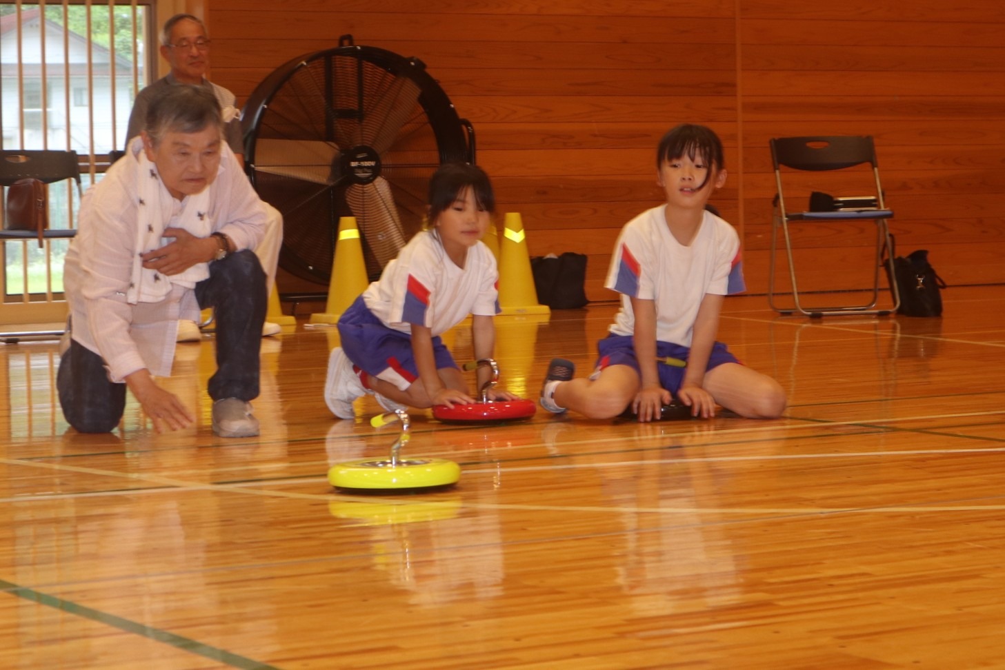 孫世代とのふれあいが張り合いに～宮川小児童が宮川町シニアクラブ連合の皆さんとカローリング交流