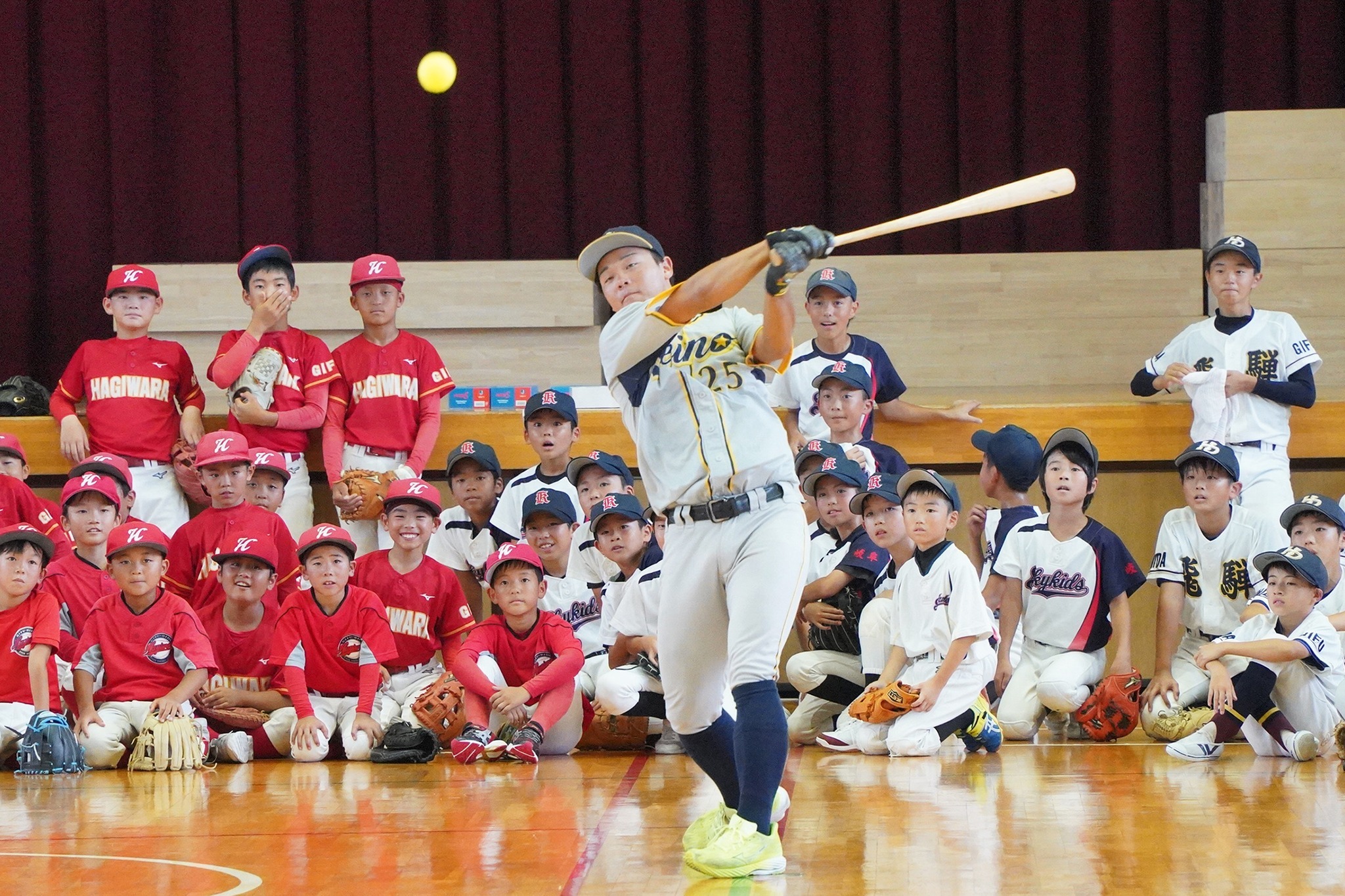 西濃運輸野球部による子ども野球教室が開催されました
