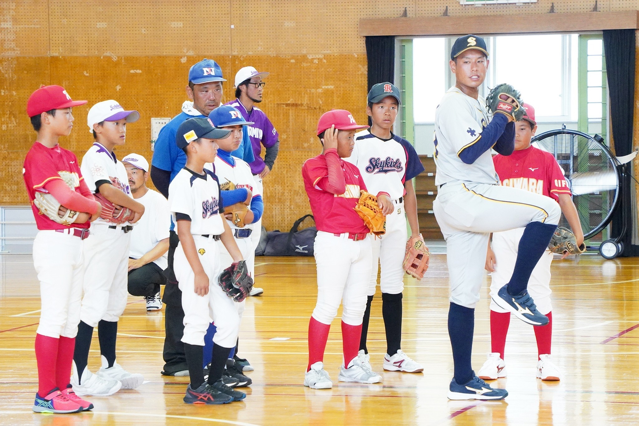 西濃運輸野球部による子ども野球教室が開催されました