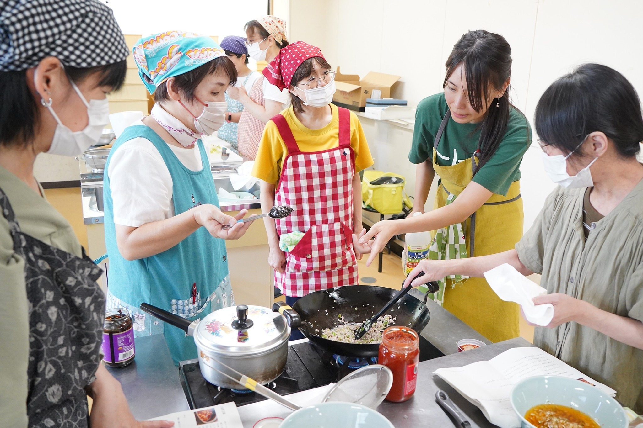 薬草を使ったラー油や麻婆豆腐、担々つけ麺を手作り