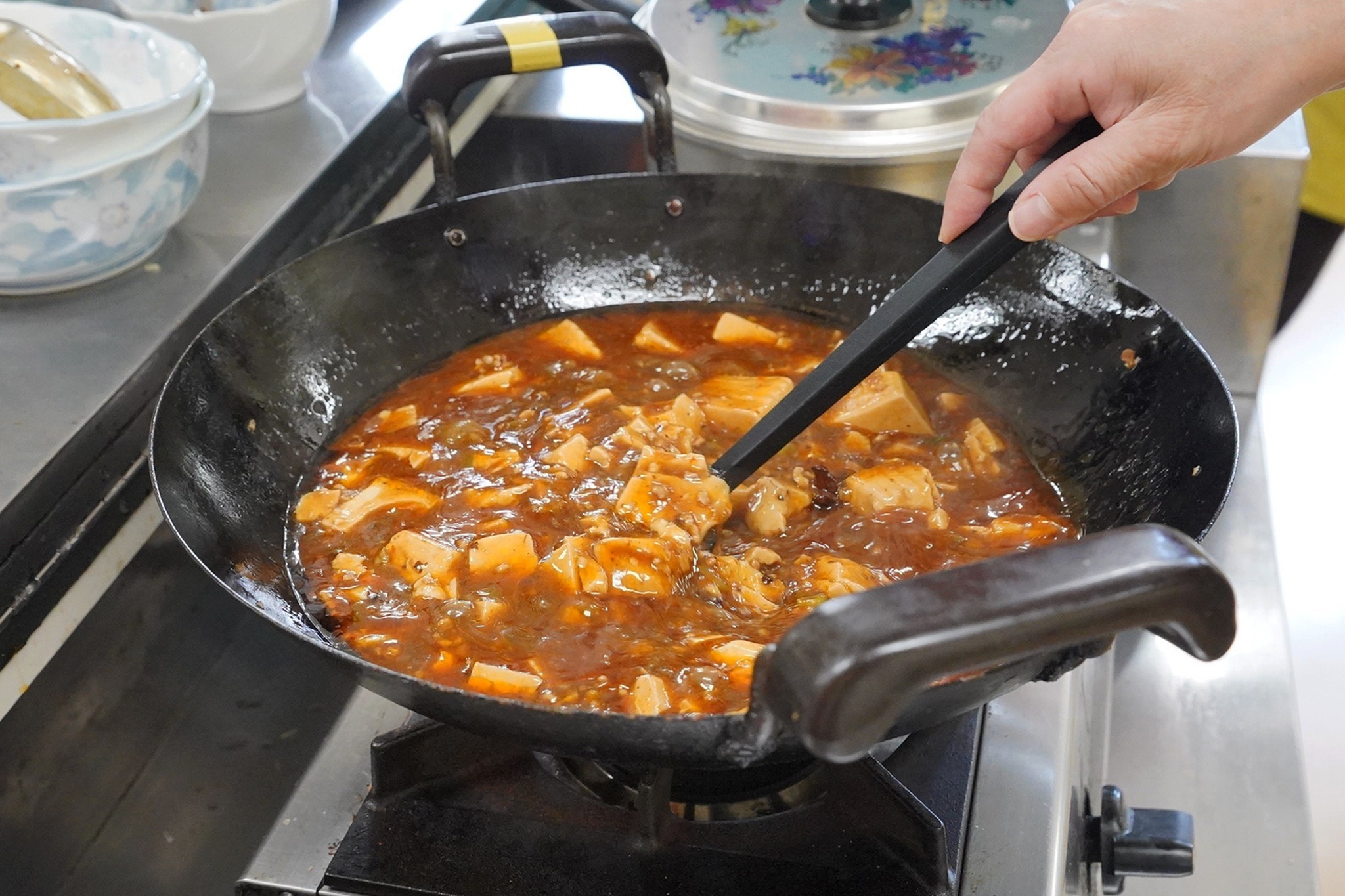 薬草を使ったラー油や麻婆豆腐、担々つけ麺を手作り