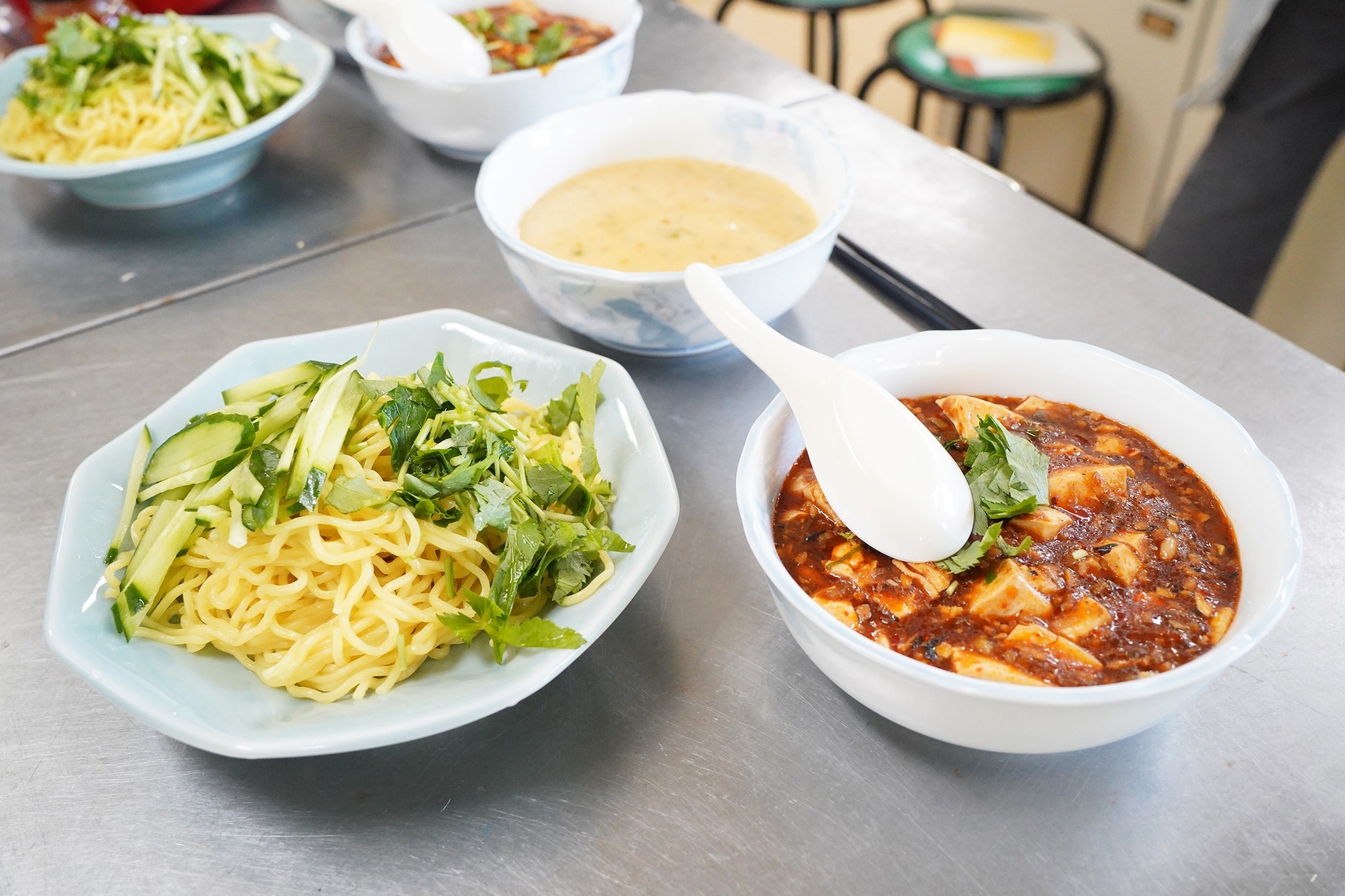 薬草を使ったラー油や麻婆豆腐、担々つけ麺を手作り