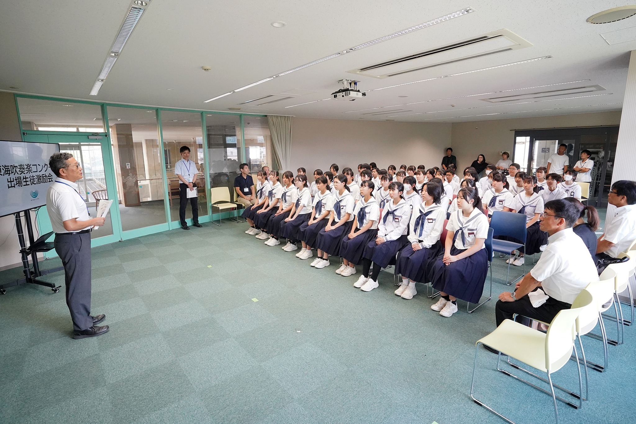 東海吹奏楽コンクールへ出場する「飛騨ジュニアウインドオーケストラ」を激励