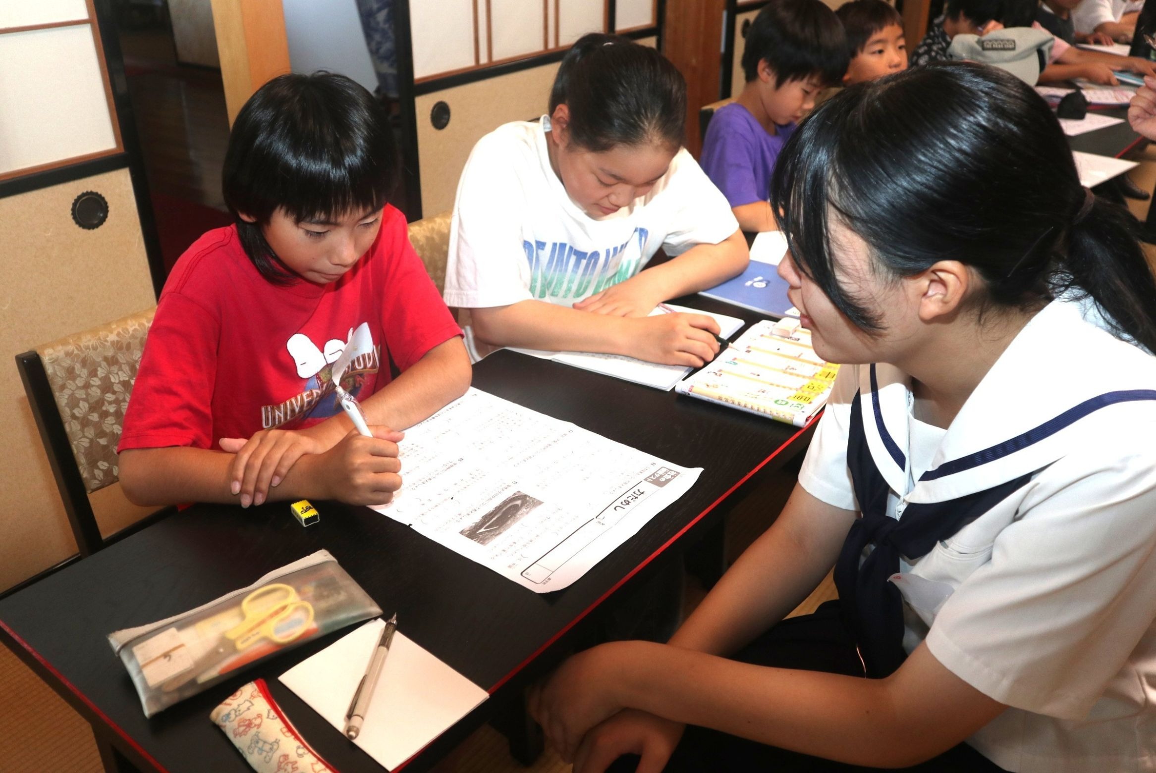 吉城高生が小学生を招き「寺子屋」を開きました
