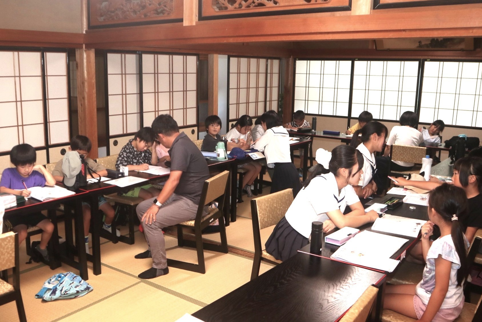 吉城高生が小学生を招き「寺子屋」を開きました