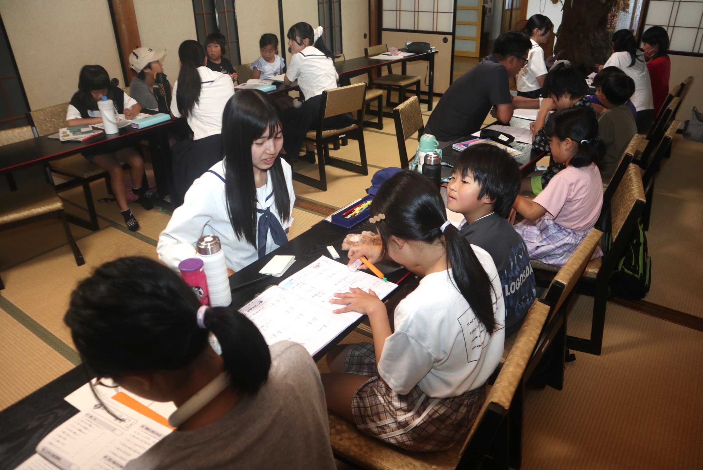 吉城高生が小学生を招き「寺子屋」を開きました