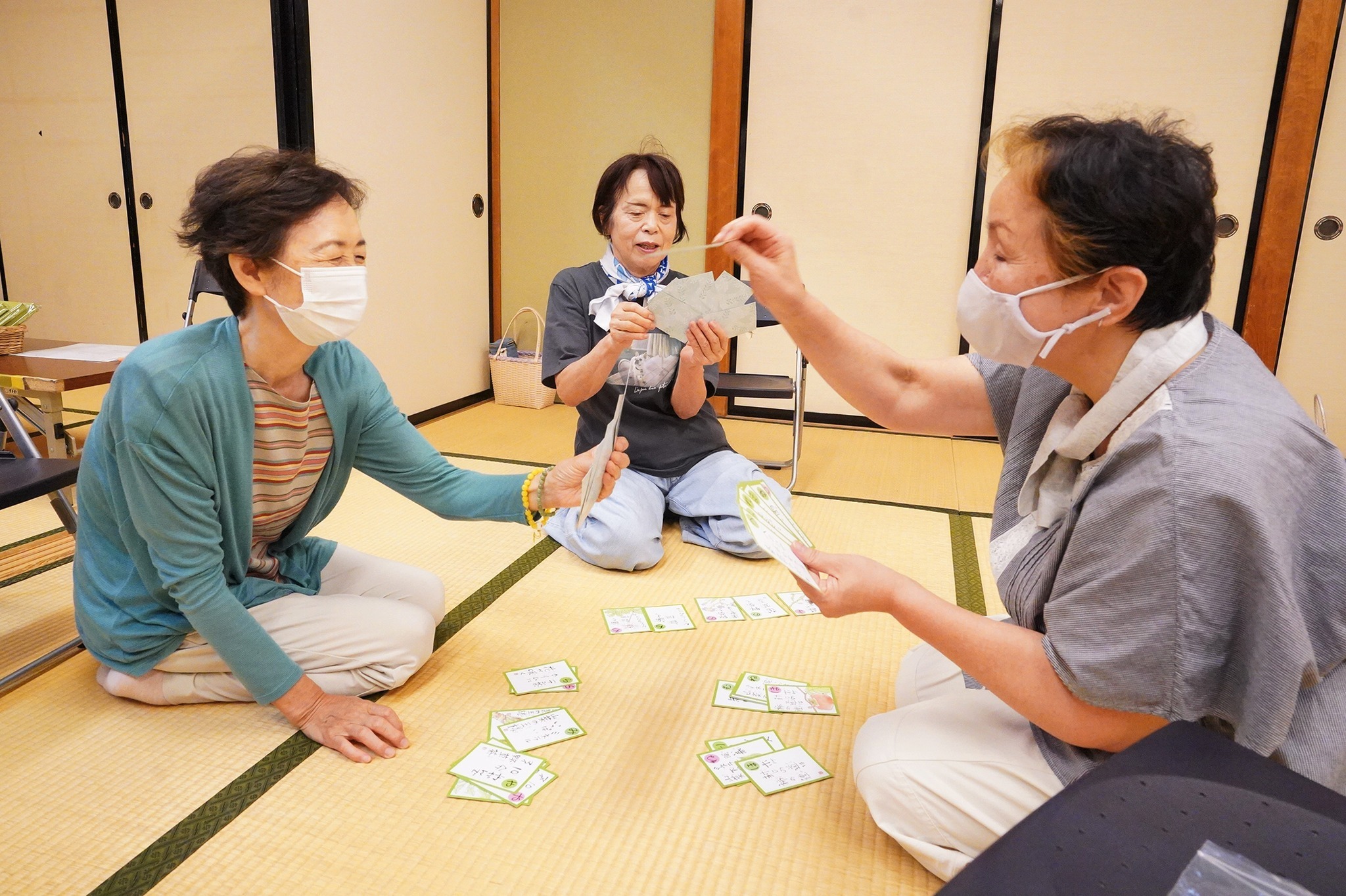 薬草かるたで薬草の名前や効能を楽しく学びました