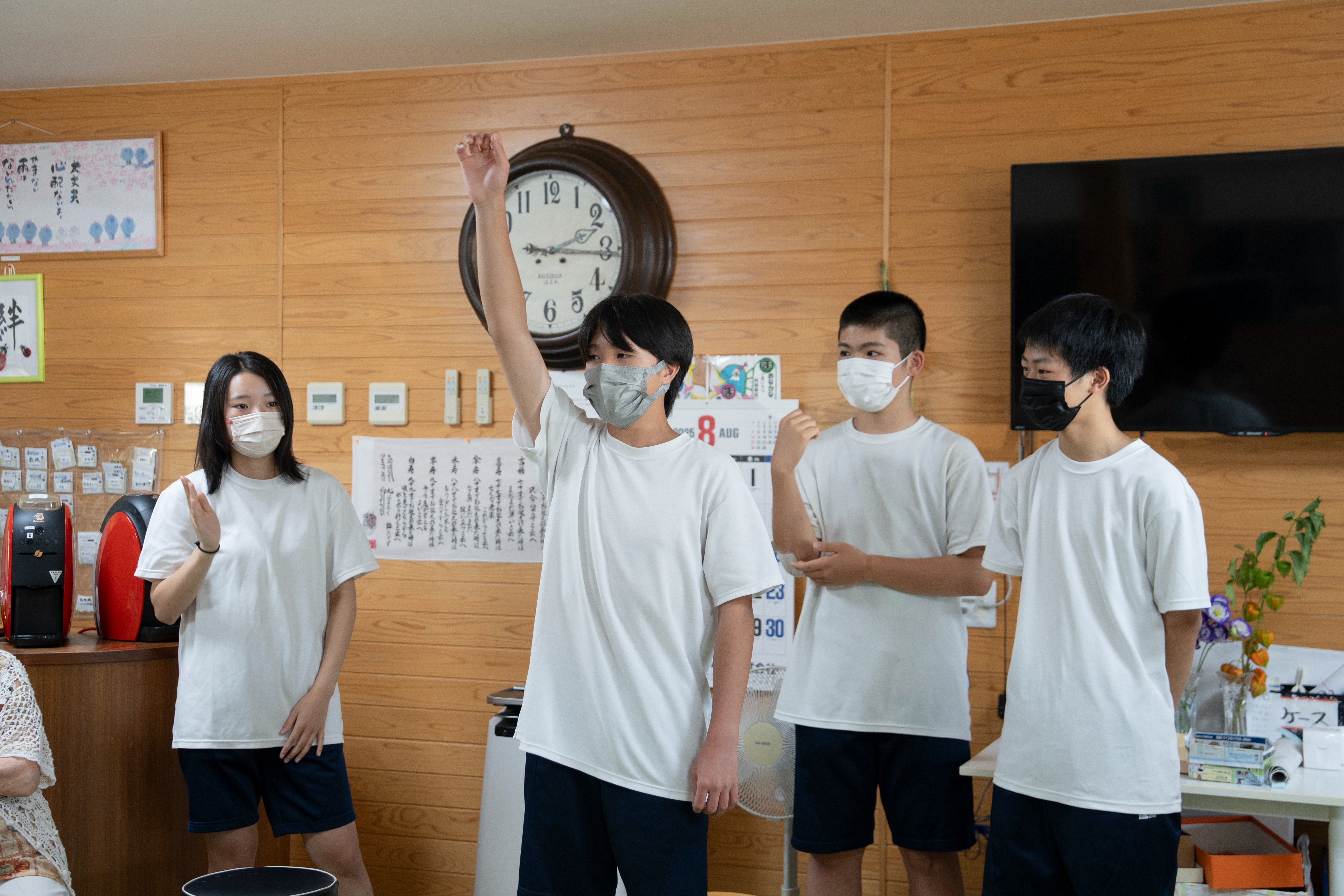 神岡中学校3年生がレク企画、デイサービスで世代間交流