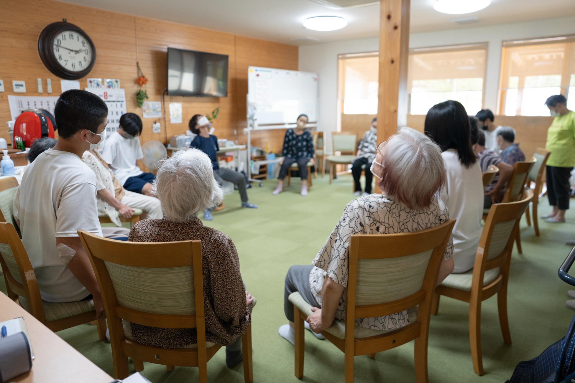 神岡中学校3年生がレク企画、デイサービスで世代間交流