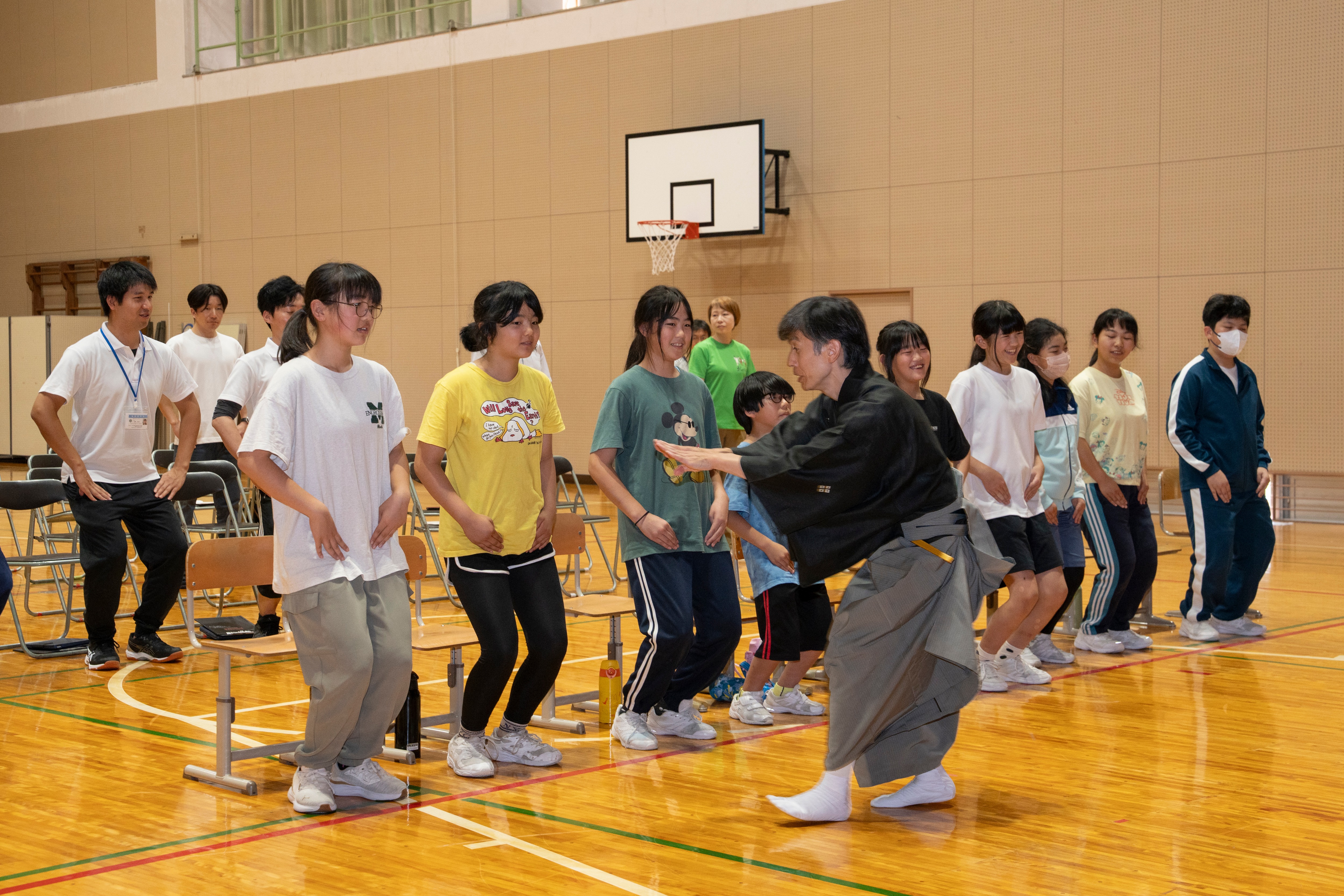 山之村小中学校で「茂山狂言鑑賞会」を開催