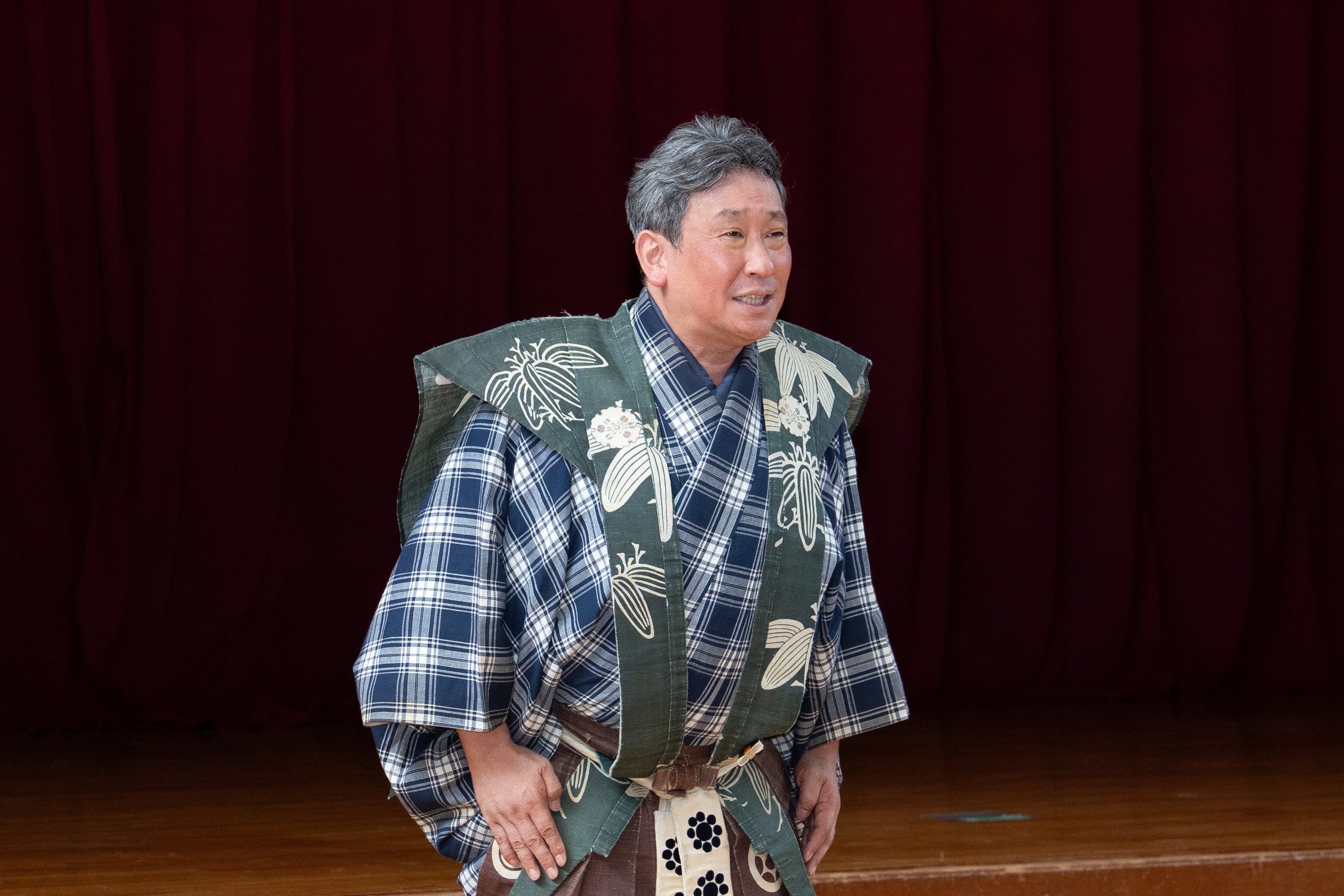 山之村小中学校で「茂山狂言鑑賞会」を開催