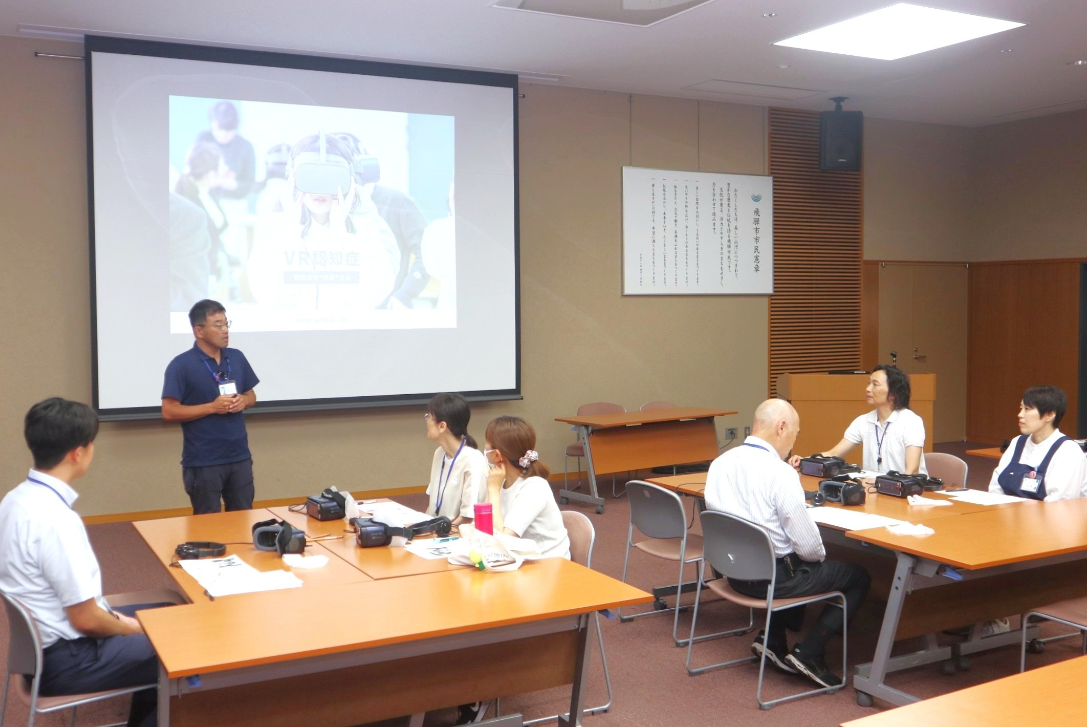 市民サービス向上を目指し、市が職員向け認知症体験会を実施