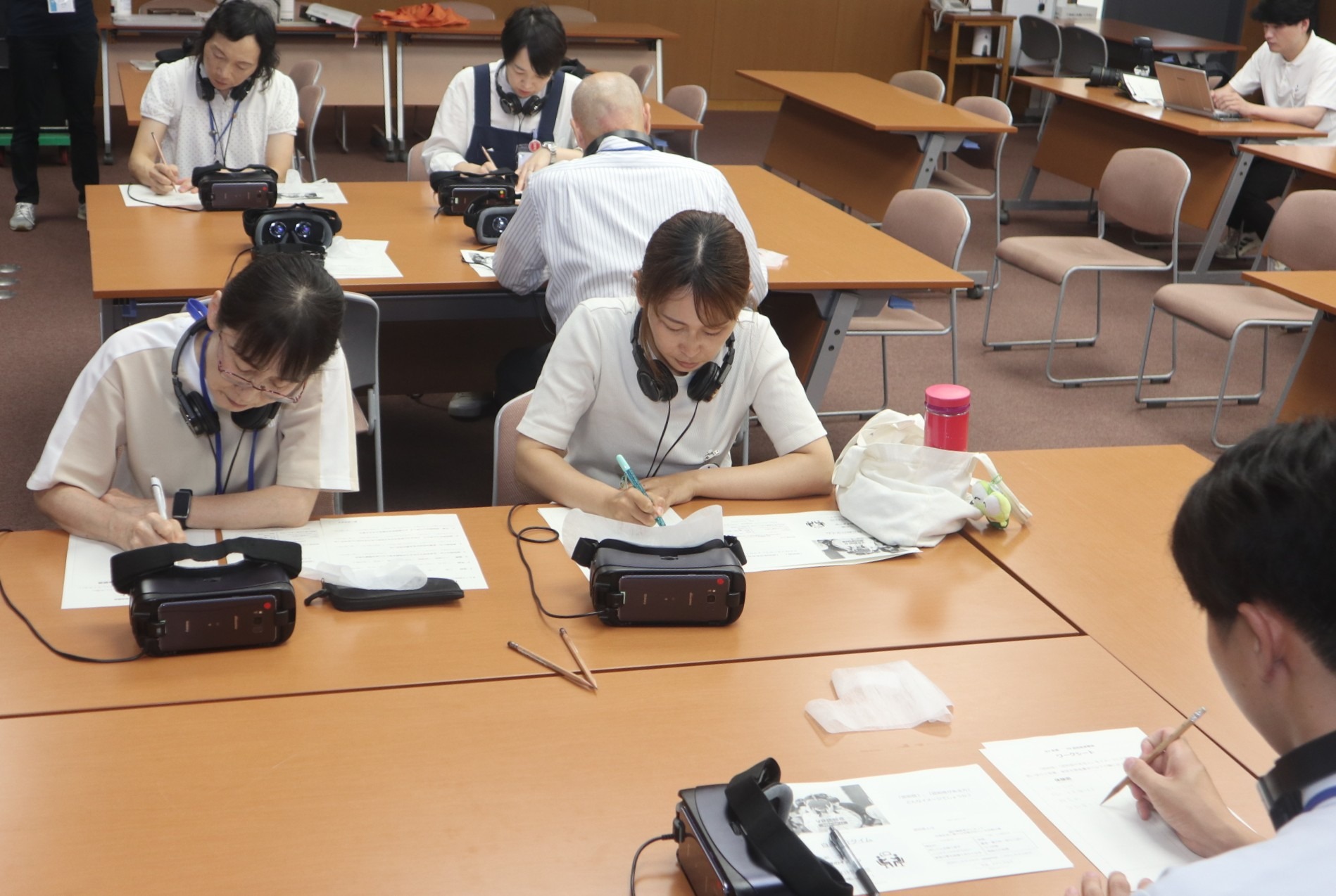 市民サービス向上を目指し、市が職員向け認知症体験会を実施