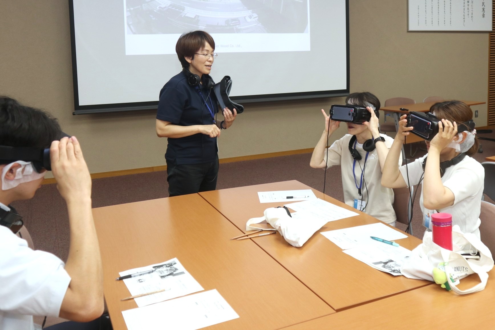 市民サービス向上を目指し、市が職員向け認知症体験会を実施