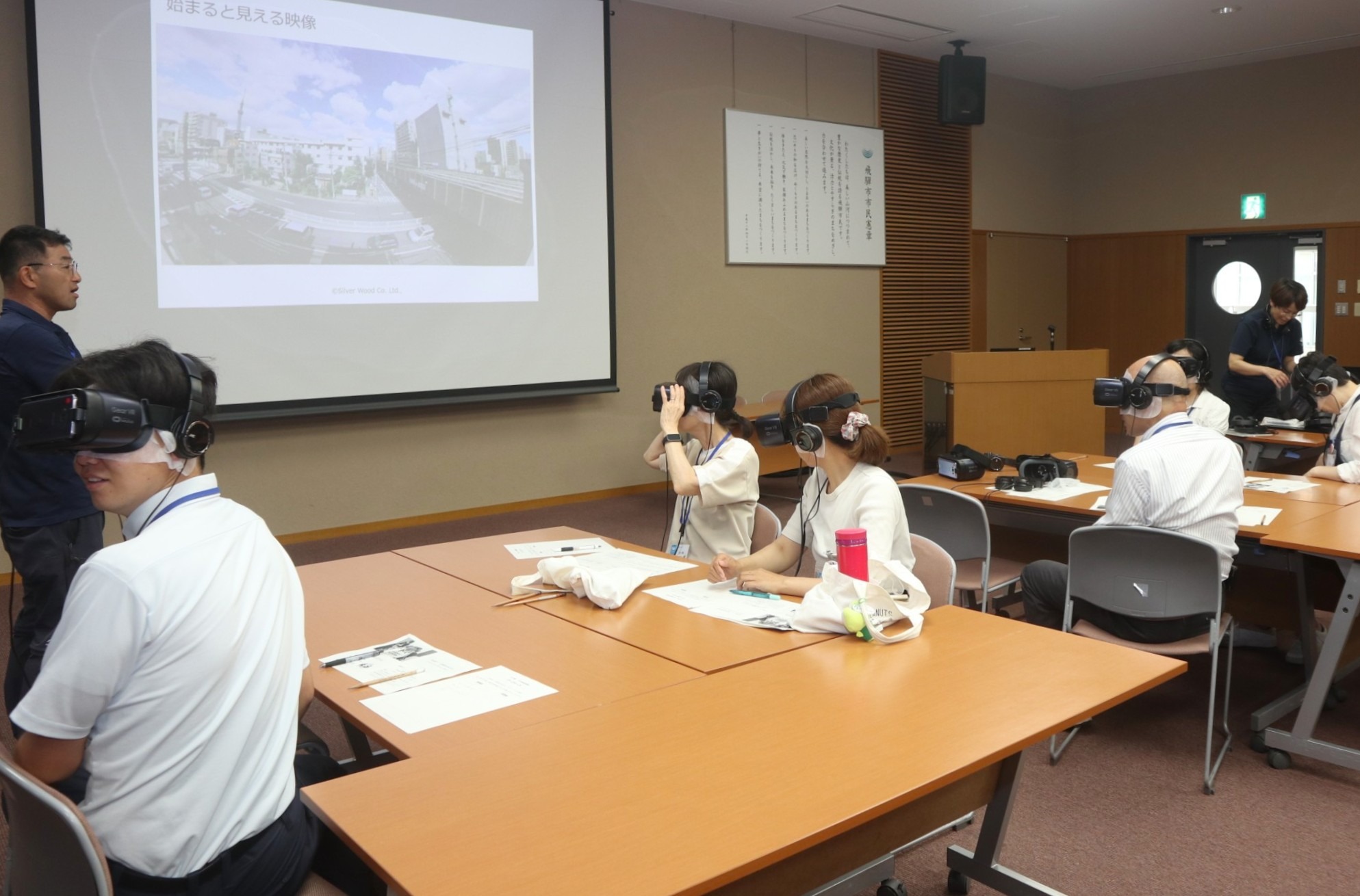 市民サービス向上を目指し、市が職員向け認知症体験会を実施