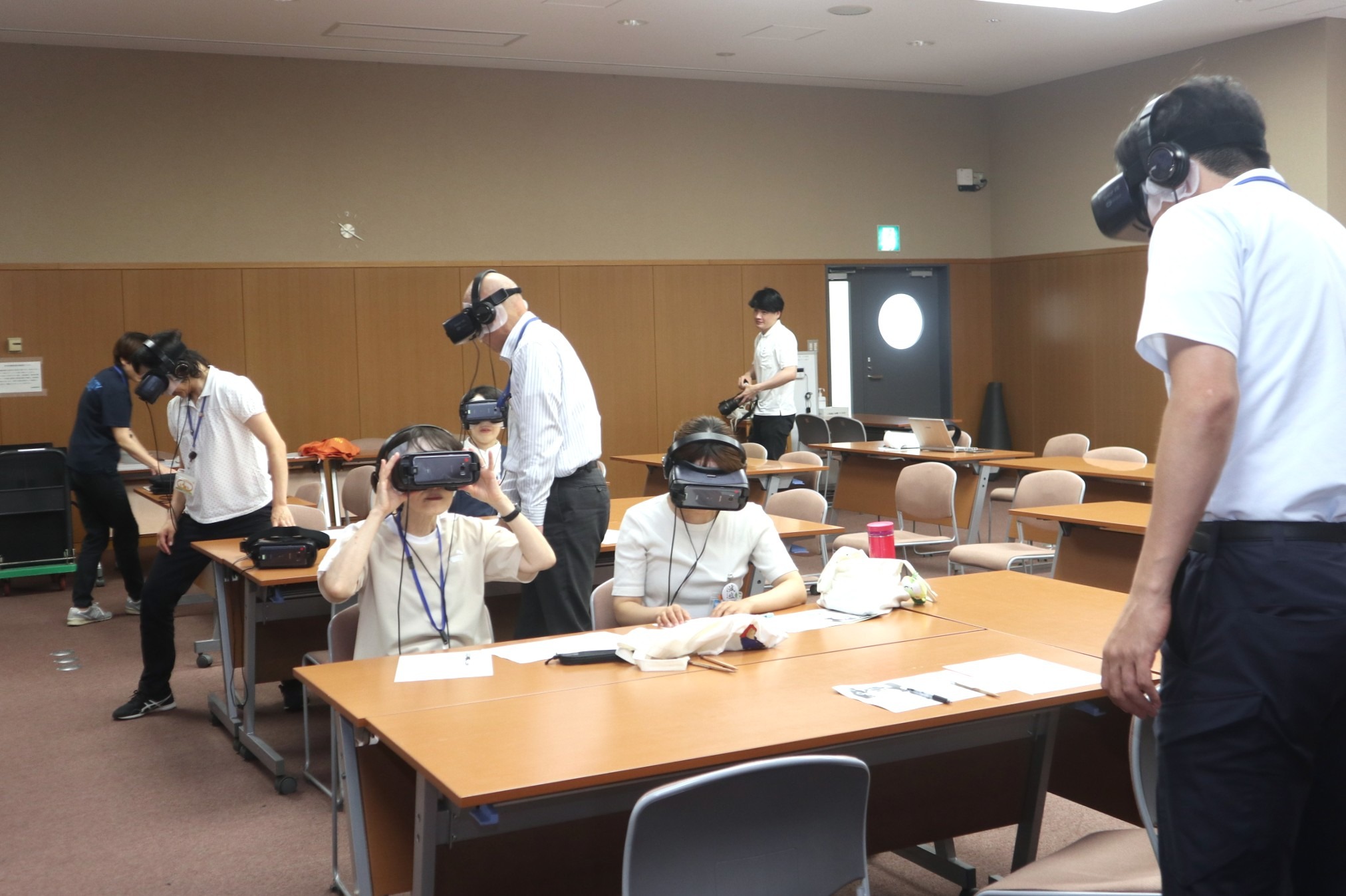 市民サービス向上を目指し、市が職員向け認知症体験会を実施