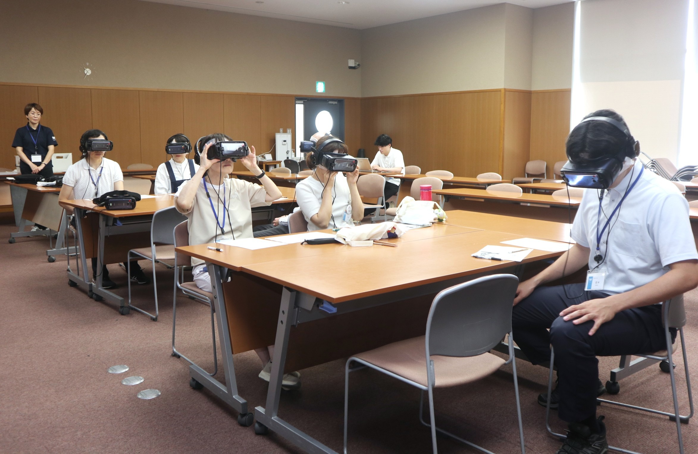 市民サービス向上を目指し、市が職員向け認知症体験会を実施