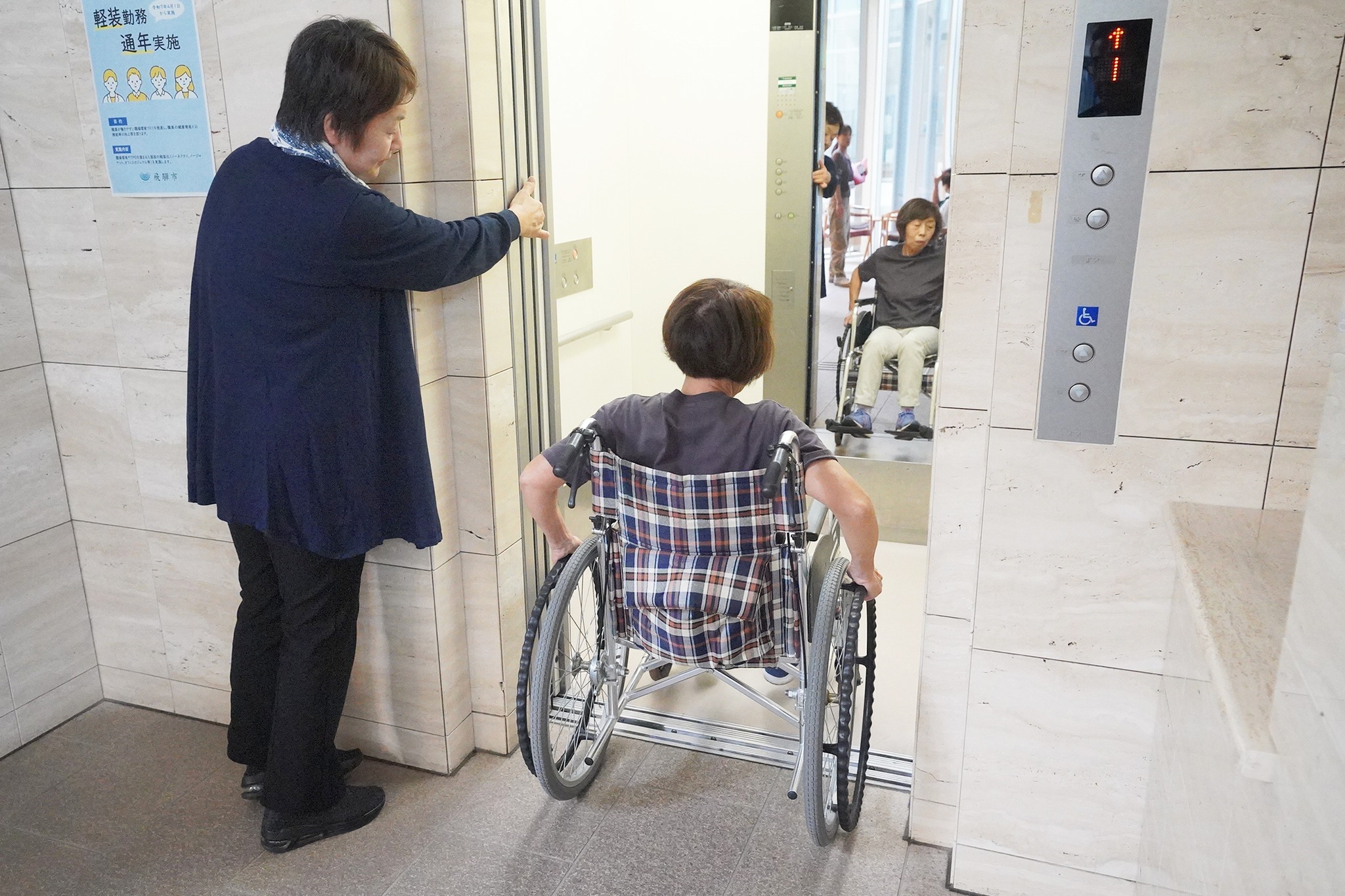 高齢者の暮らしや車いすでの移動などを体験しました