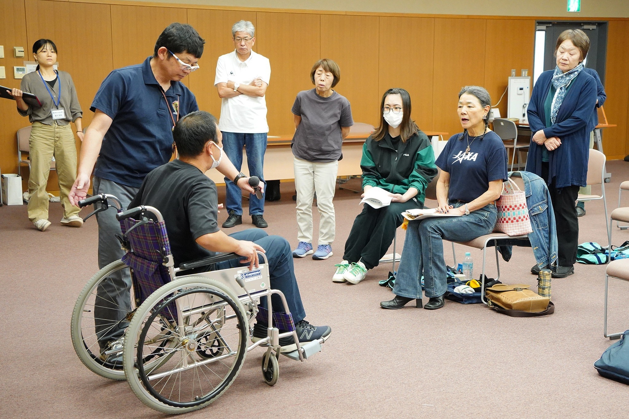 高齢者の暮らしや車いすでの移動などを体験しました