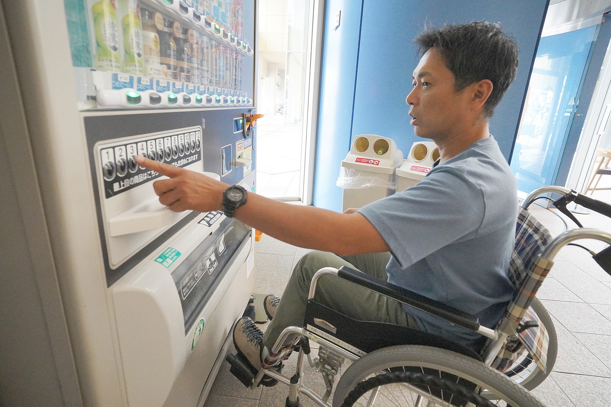 高齢者の暮らしや車いすでの移動などを体験しました