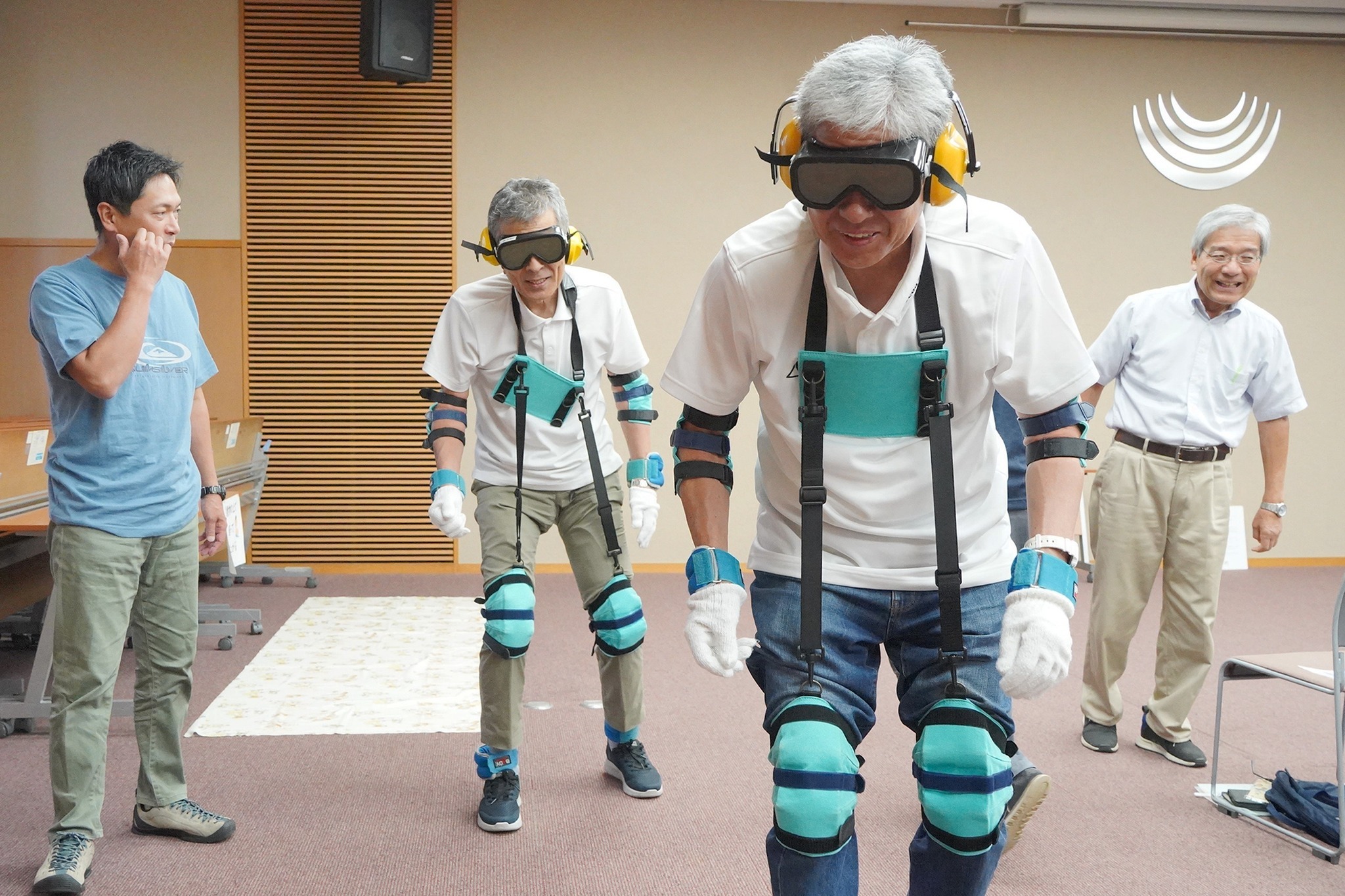 高齢者の暮らしや車いすでの移動などを体験しました