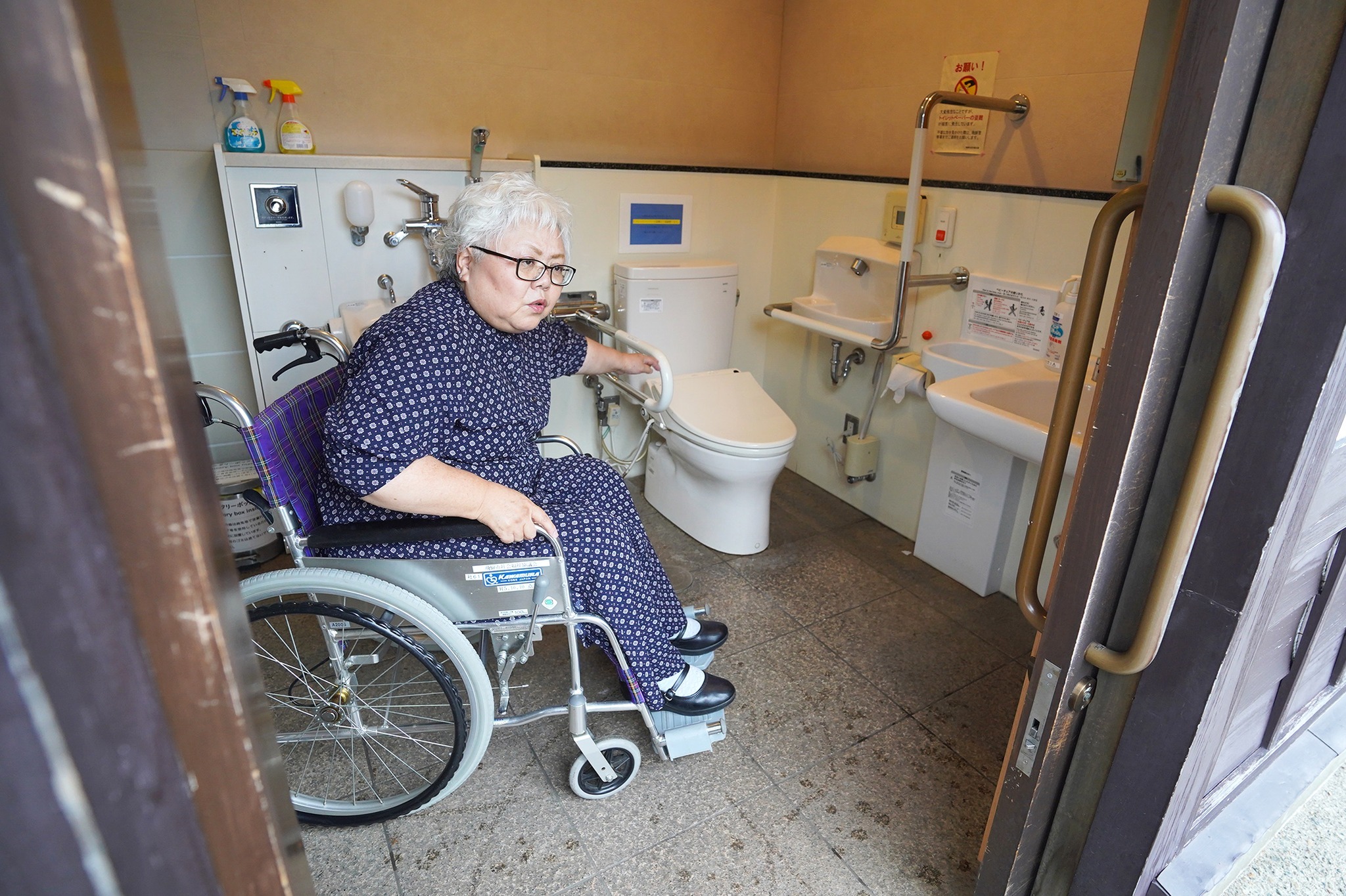 高齢者の暮らしや車いすでの移動などを体験しました