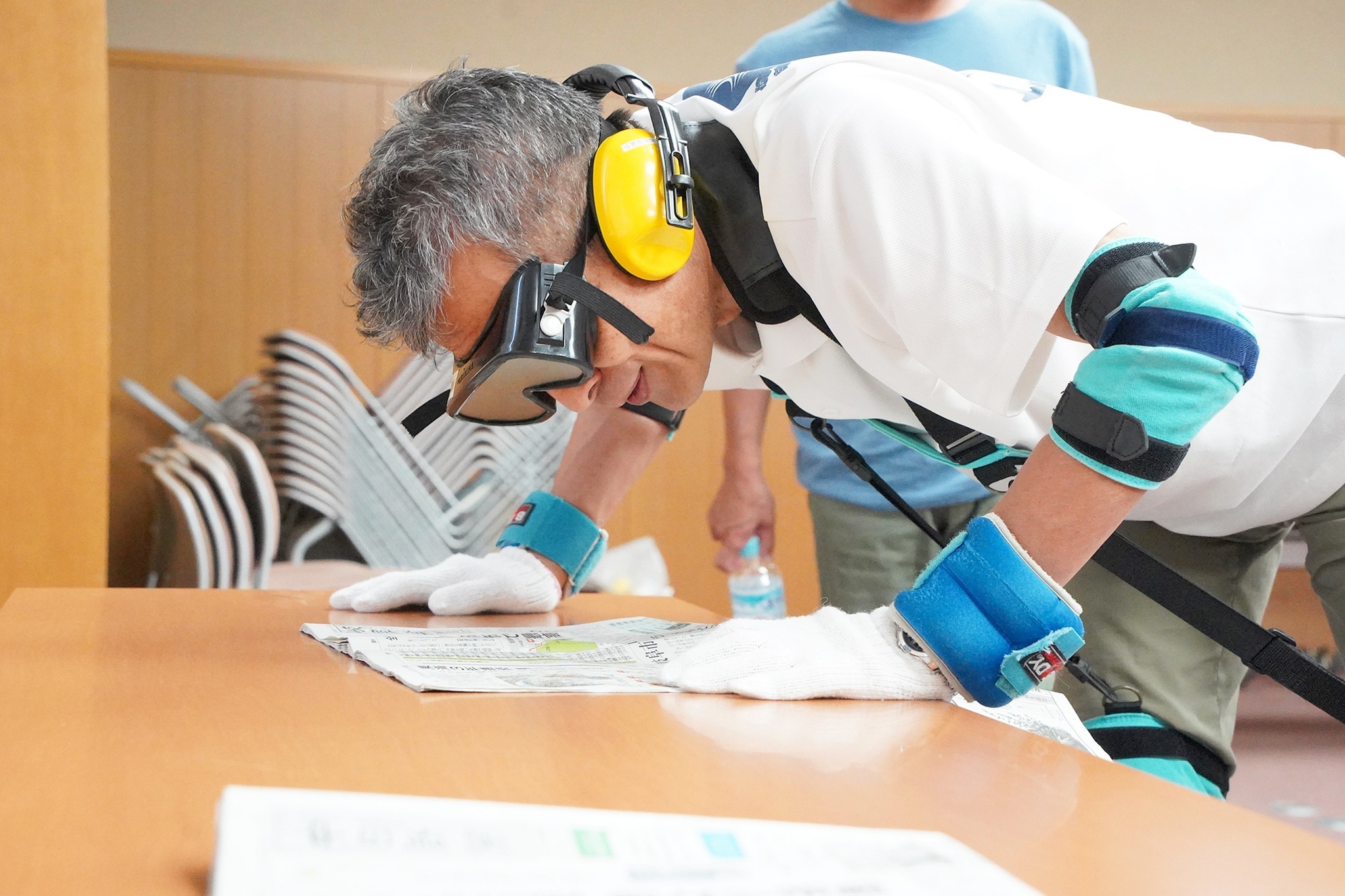 高齢者の暮らしや車いすでの移動などを体験しました