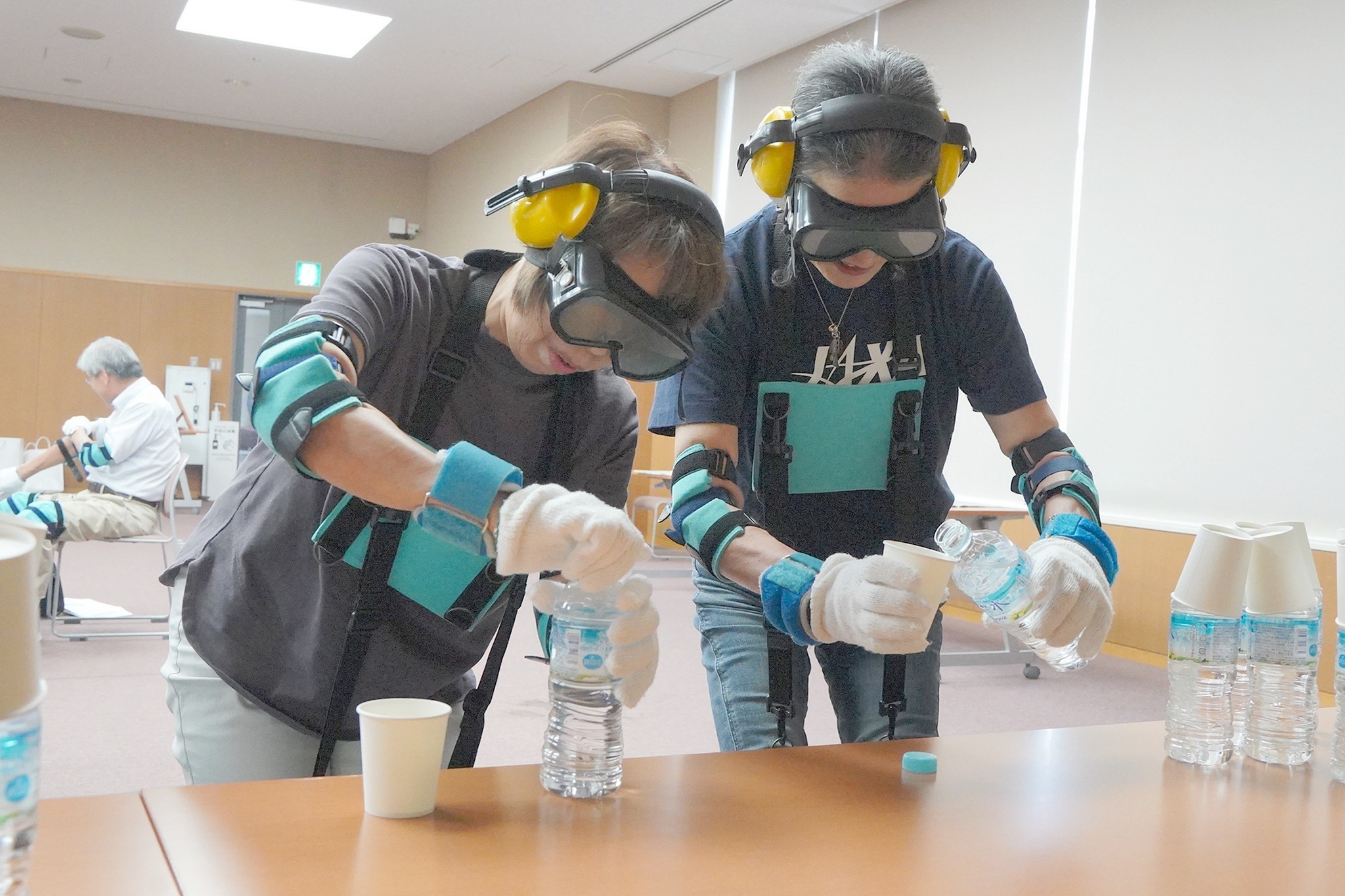 高齢者の暮らしや車いすでの移動などを体験しました