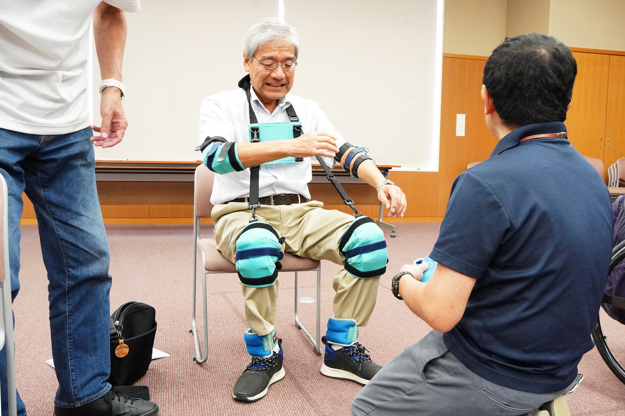 高齢者の暮らしや車いすでの移動などを体験しました